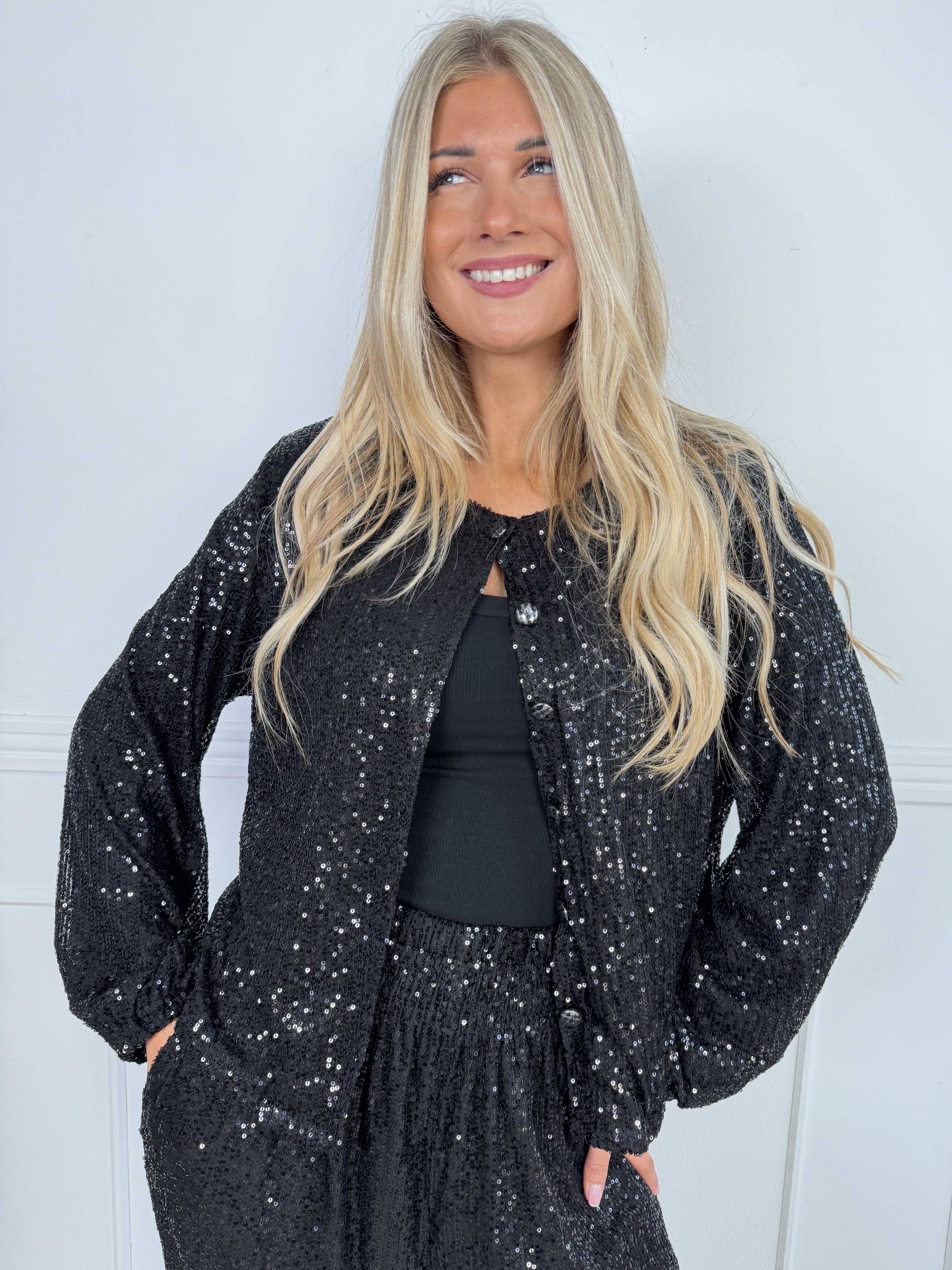 Paige - Paljettkofta i plus size med snygga knutknappar