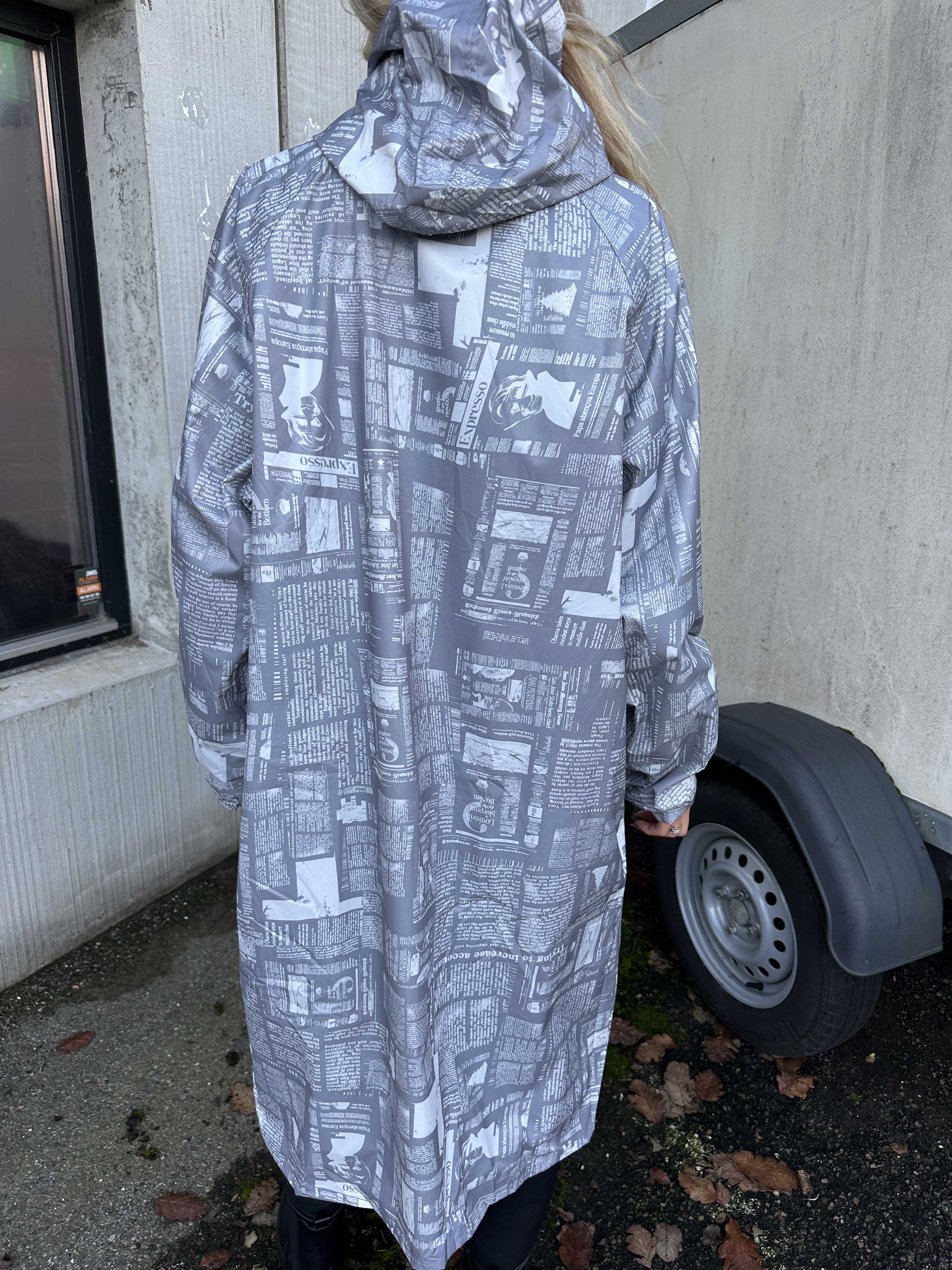 Reina Print - Regnjacka med tidningstryck