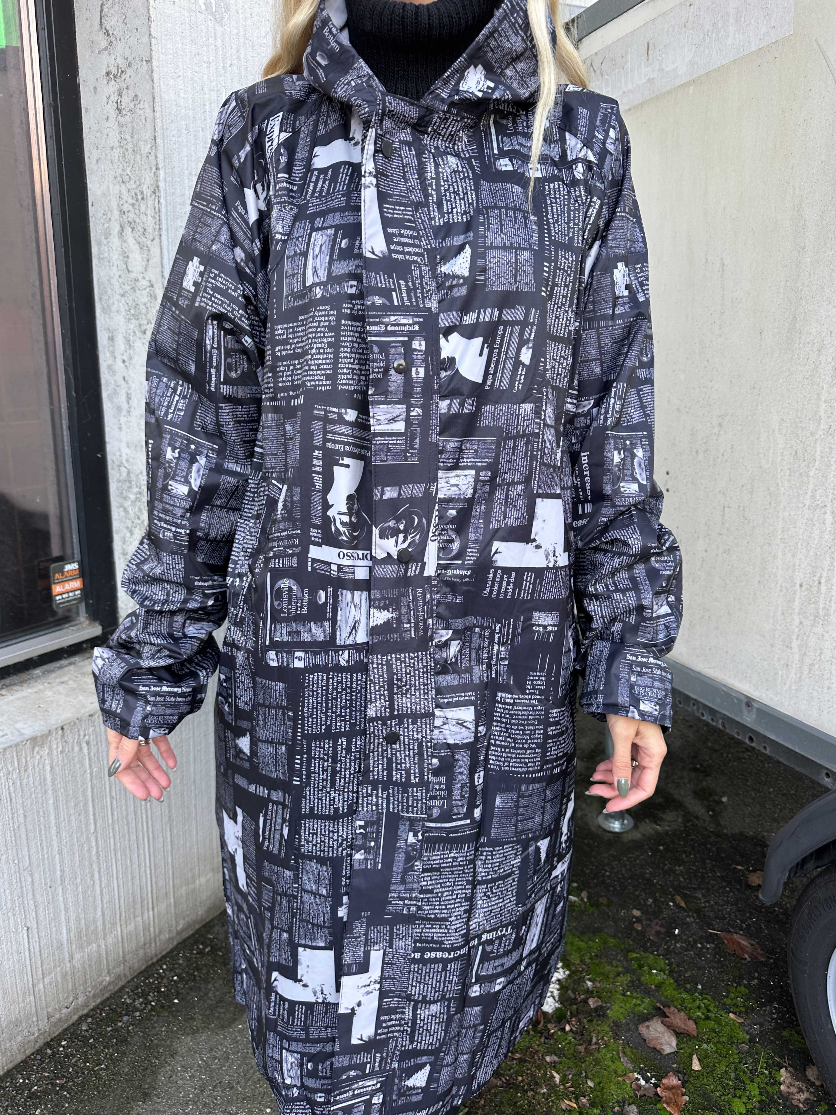 Reina Print - Regnjacka med tidningstryck