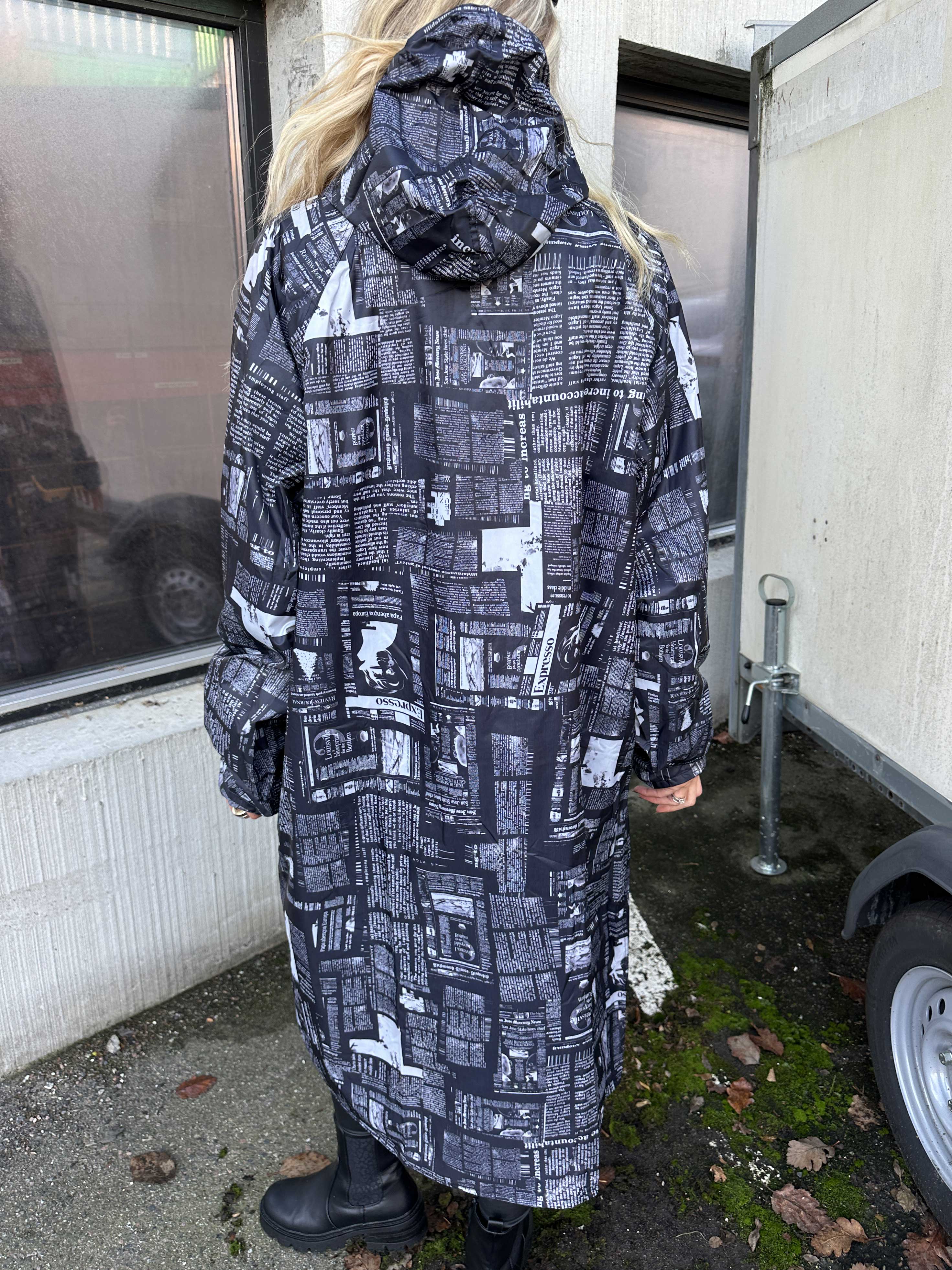 Reina Print - Regnjacka med tidningstryck