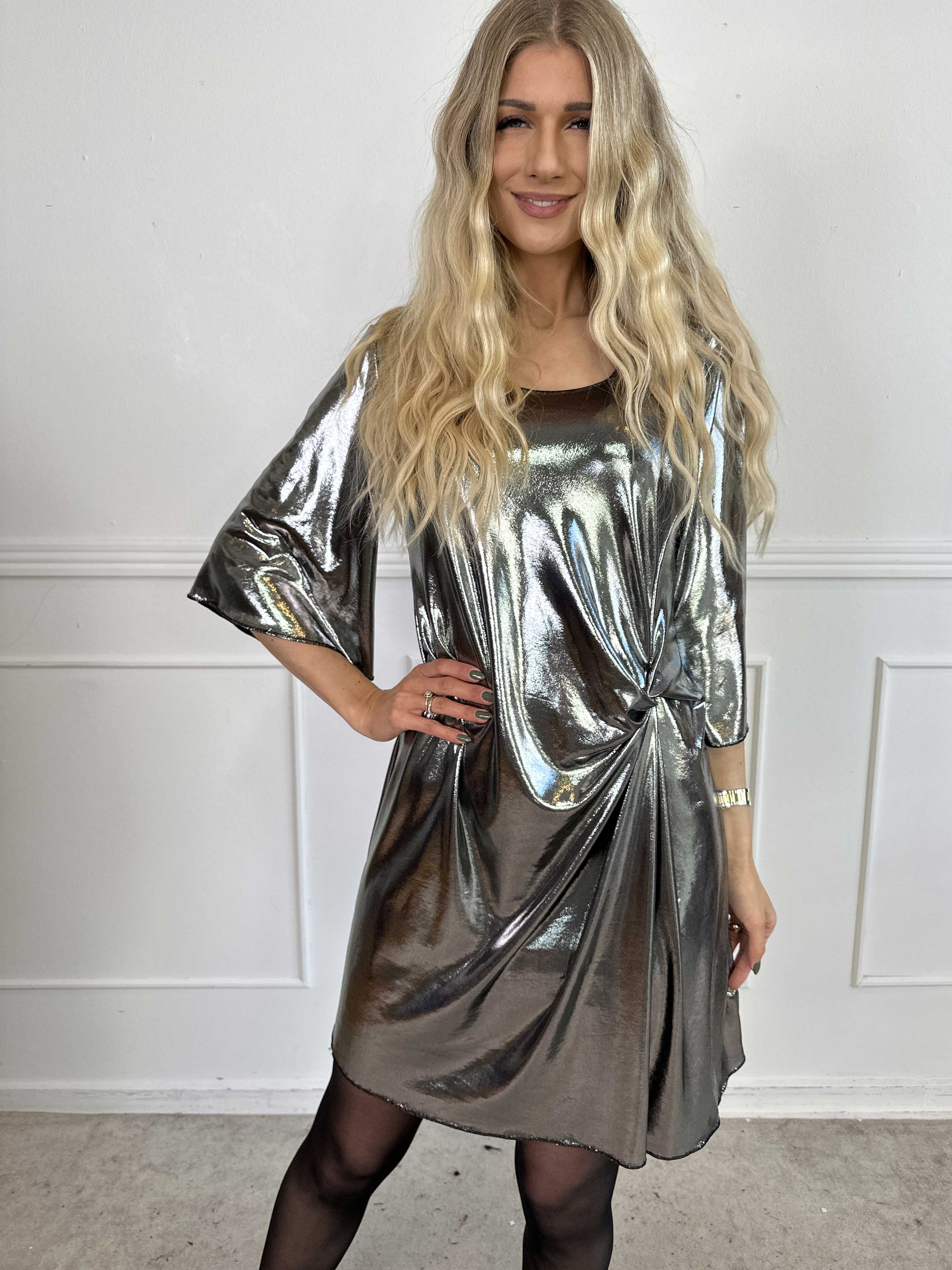 Roxy - Klänning i glansigt material med elegant knutdetalj