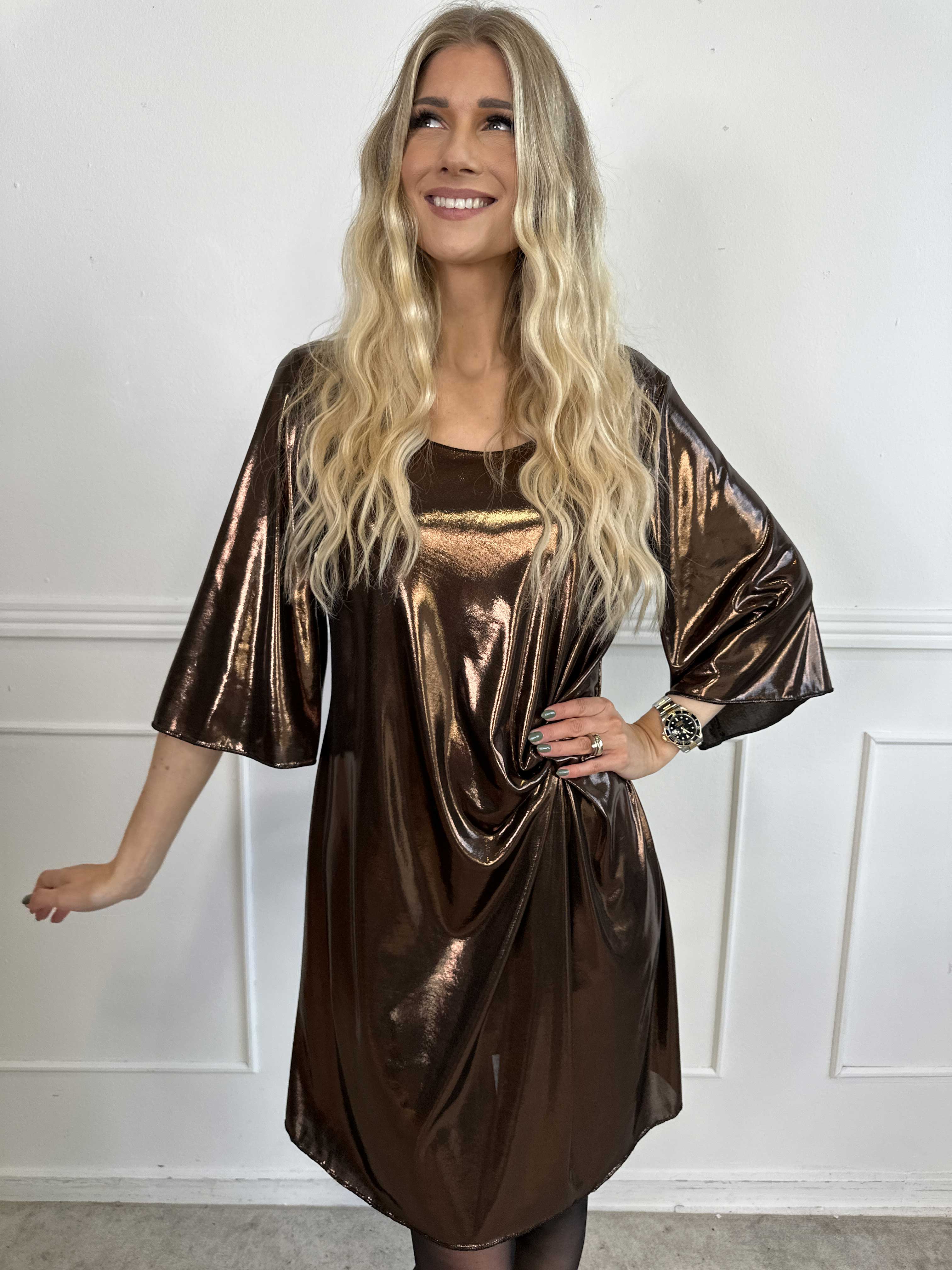 Roxy - Klänning i glansigt material med elegant knutdetalj