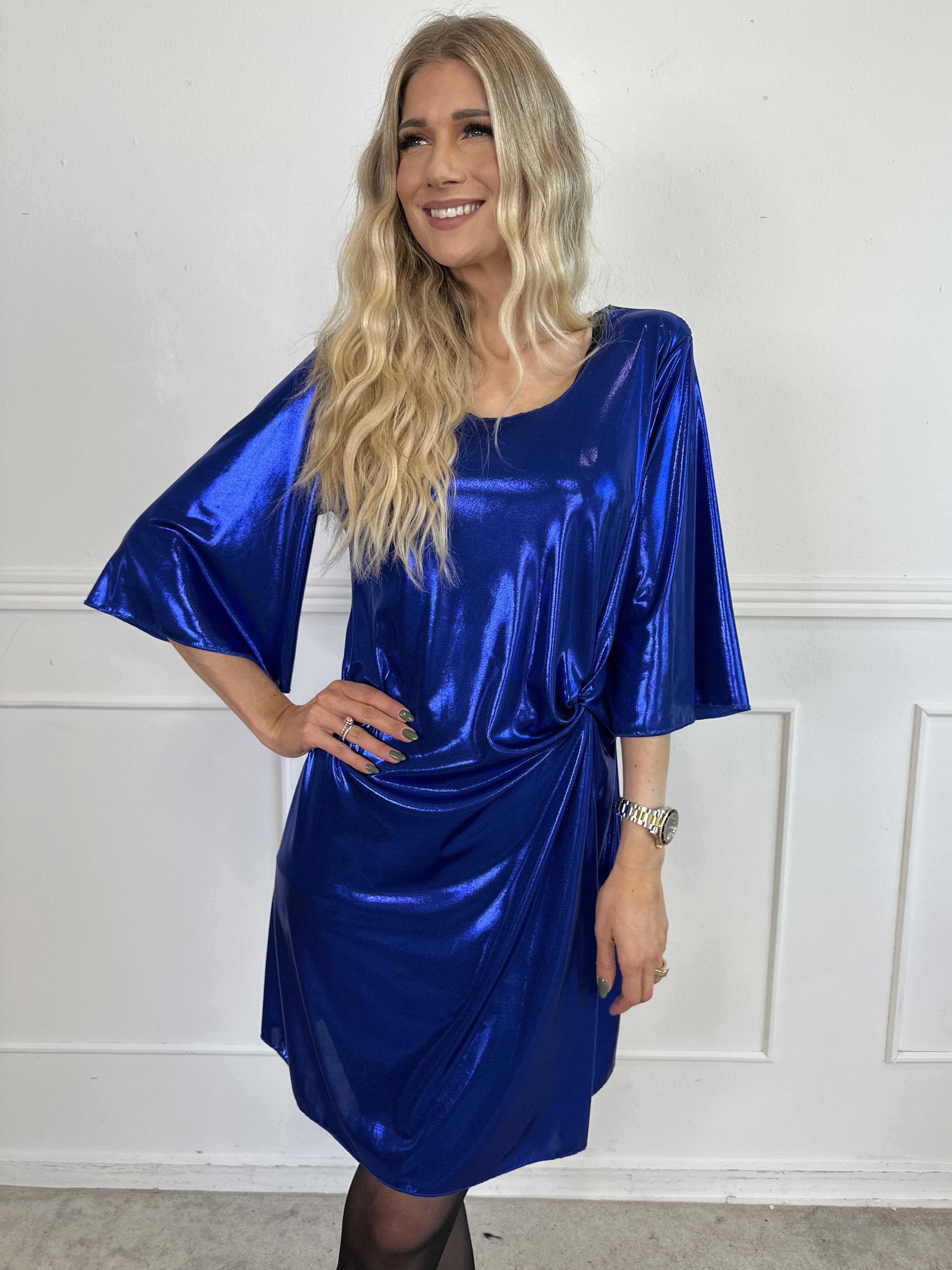 Roxy - Klänning i glansigt material med elegant knutdetalj