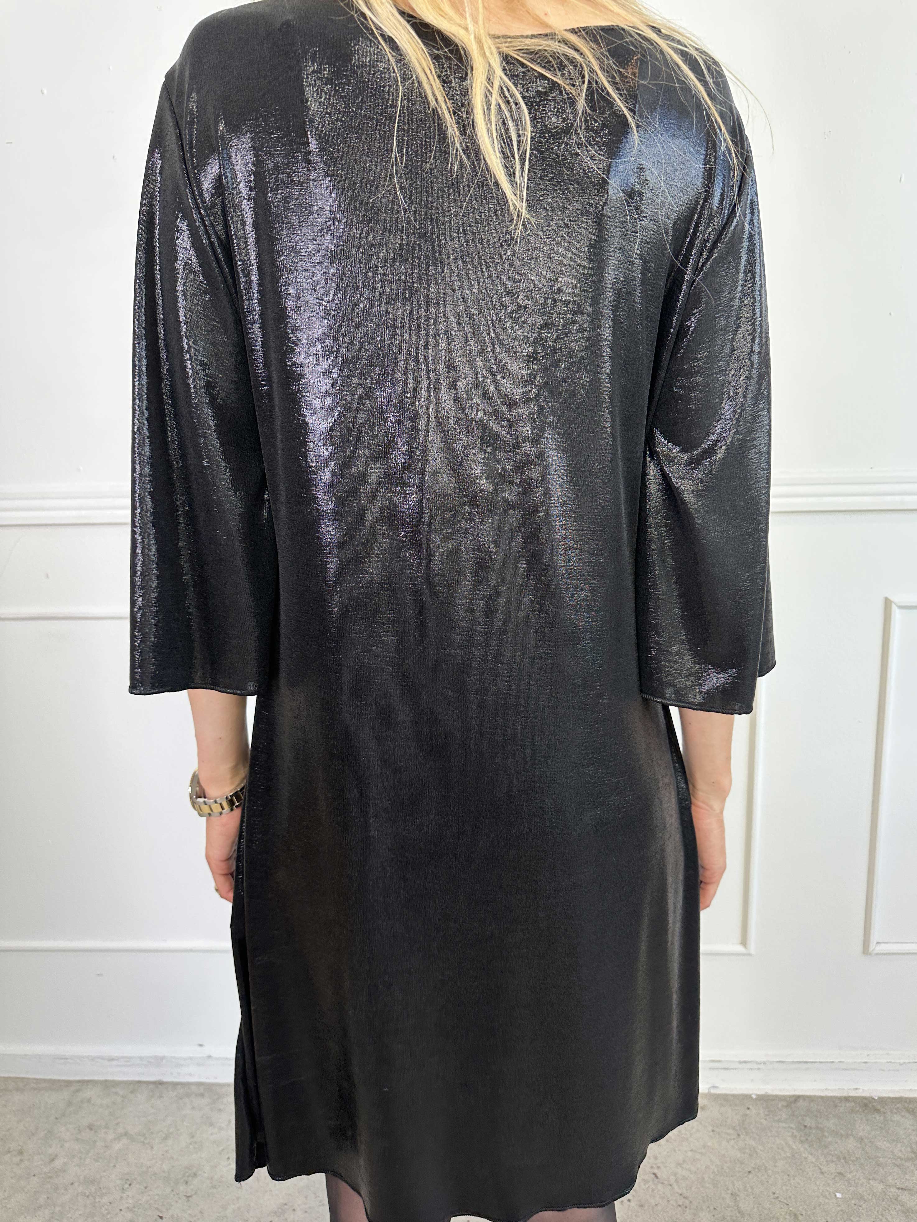 Roxy - Klänning i glansigt material med elegant knutdetalj