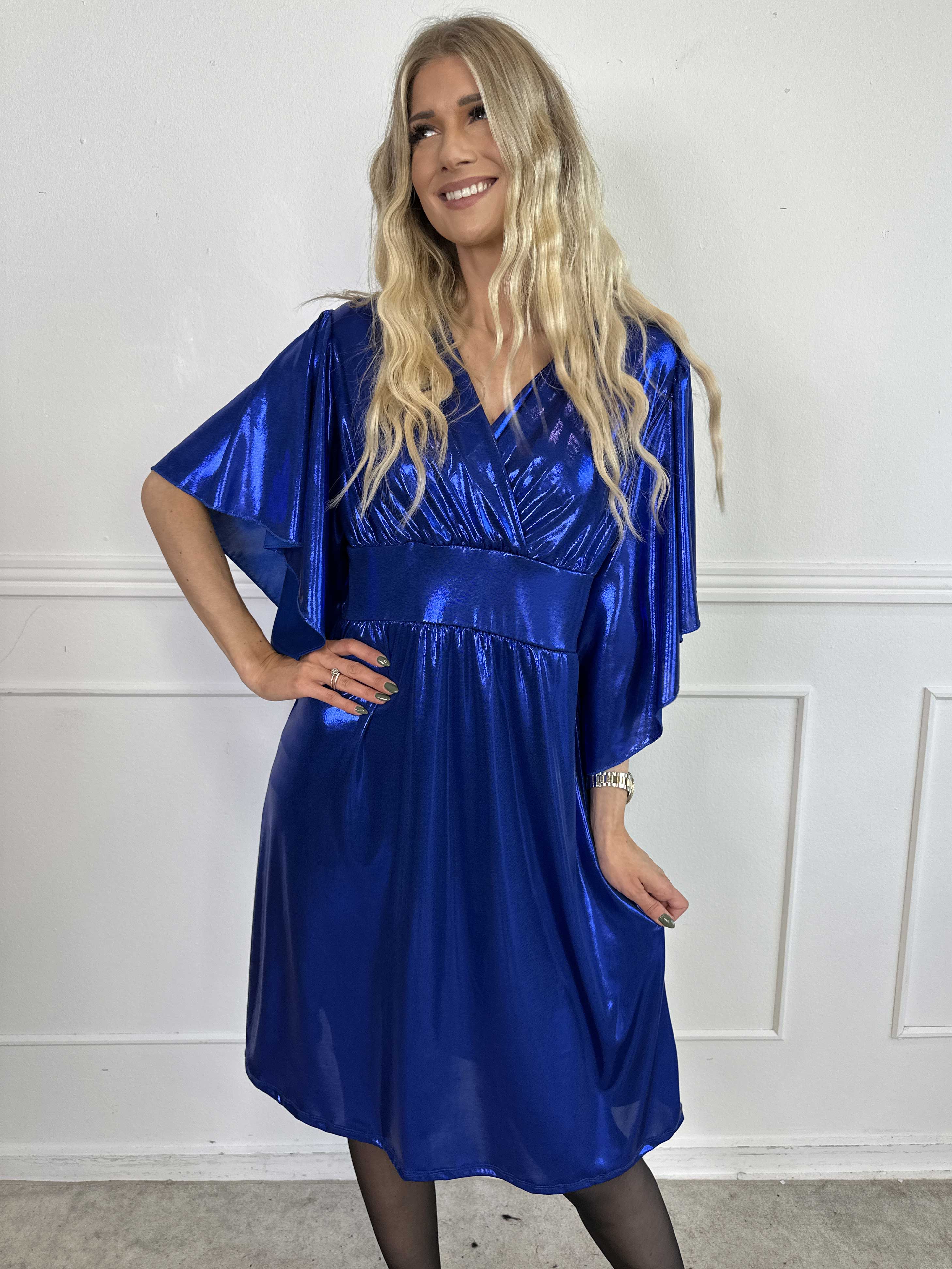 Safi - Elegant klänning i glansigt material med söta ärmar