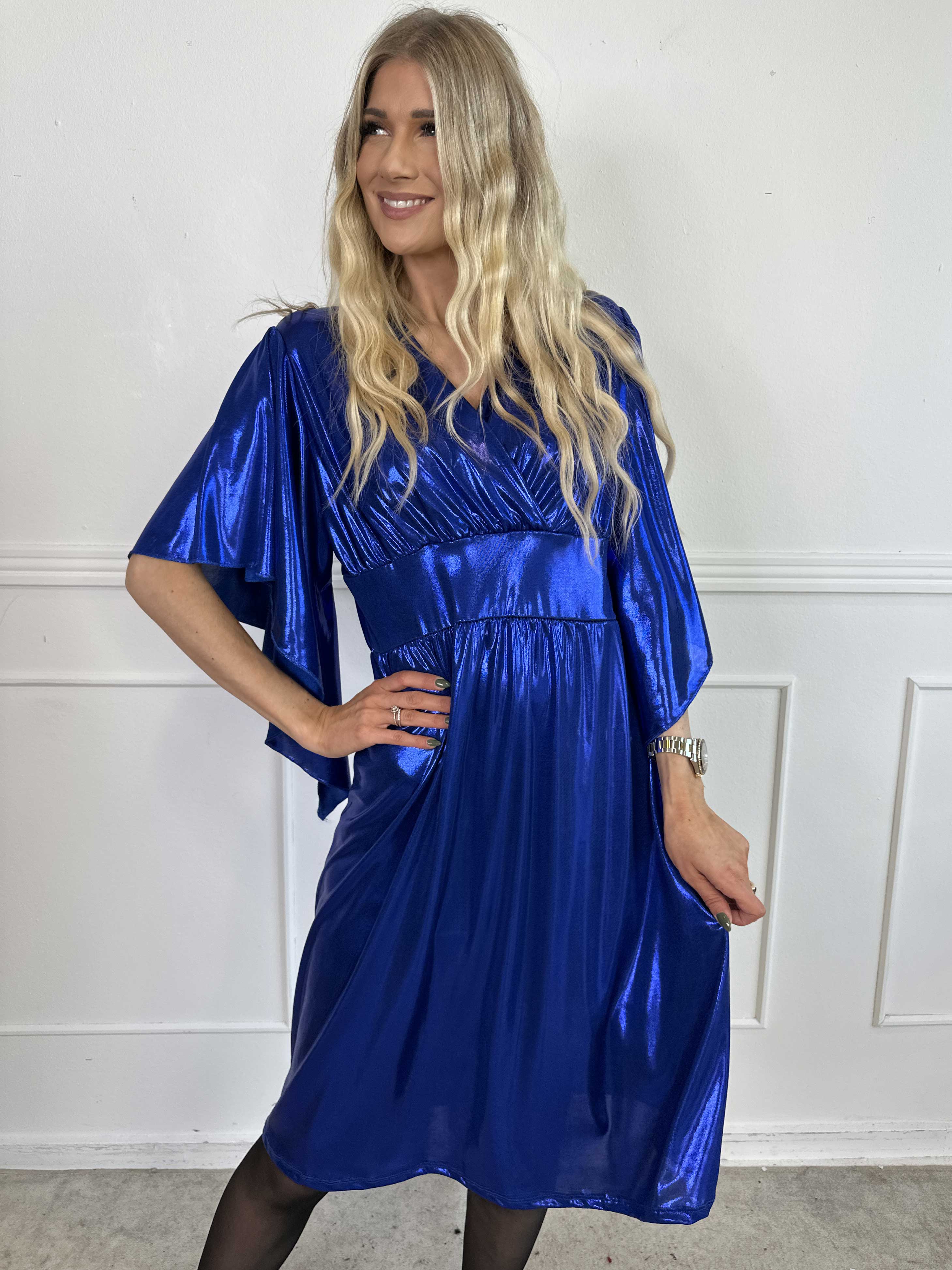 Safi - Elegant klänning i glansigt material med söta ärmar