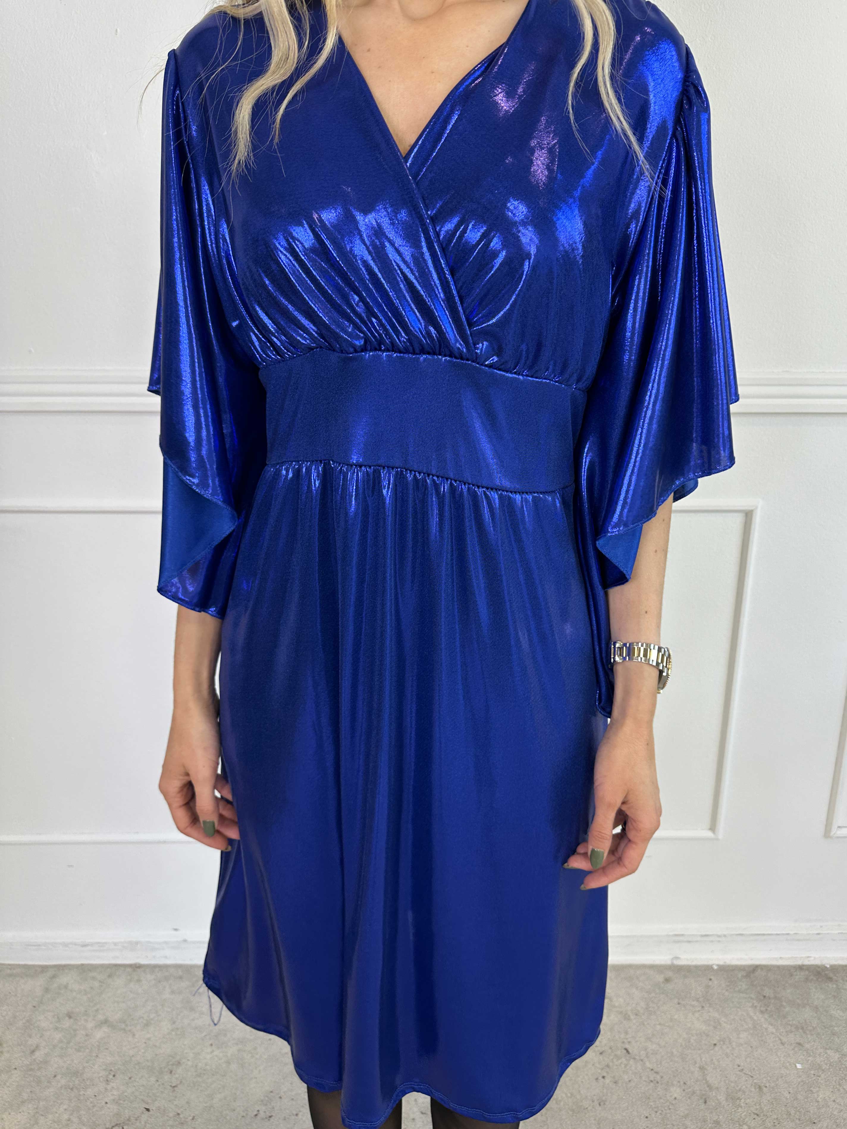 Safi - Elegant klänning i glansigt material med söta ärmar