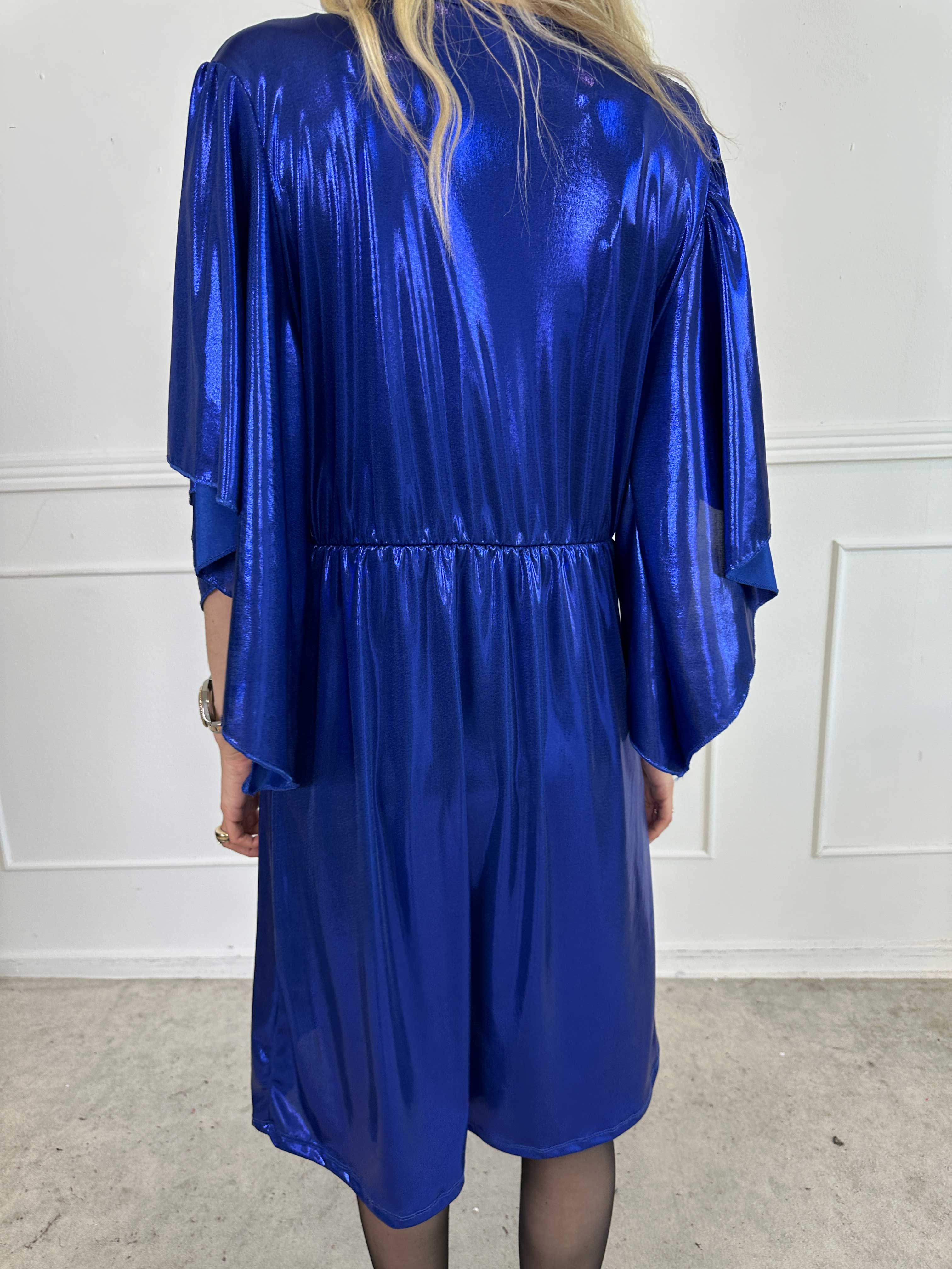 Safi - Elegant klänning i glansigt material med söta ärmar