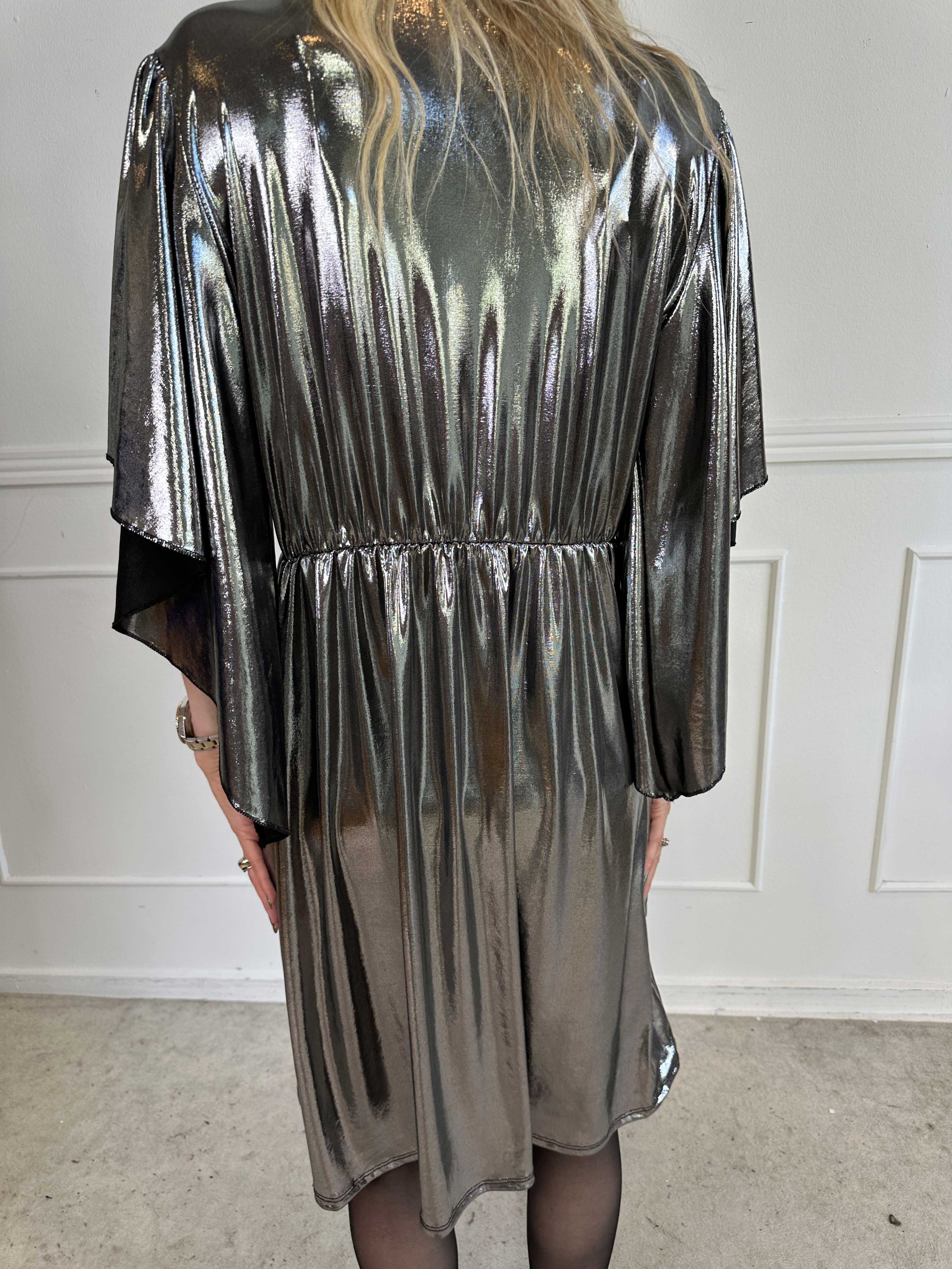 Safi - Elegant klänning i glansigt material med söta ärmar