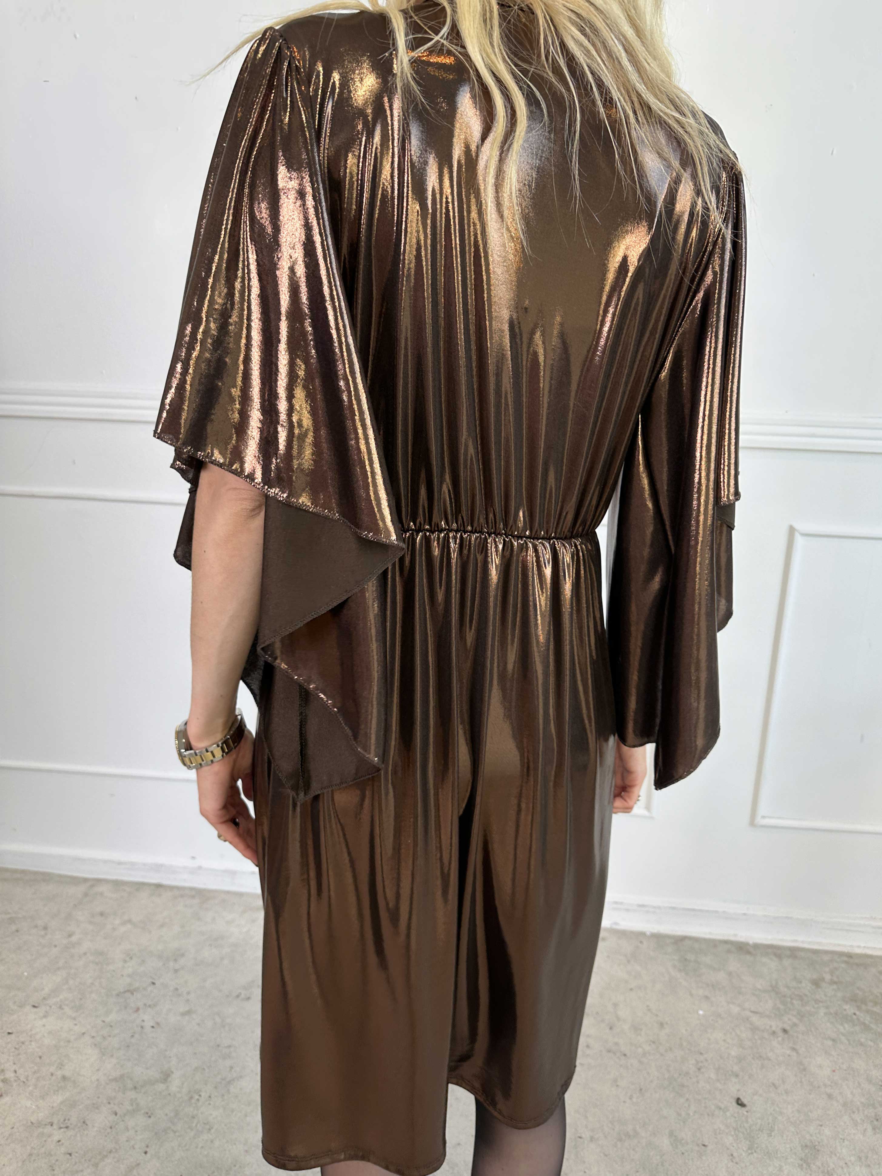 Safi - Elegant klänning i glansigt material med söta ärmar