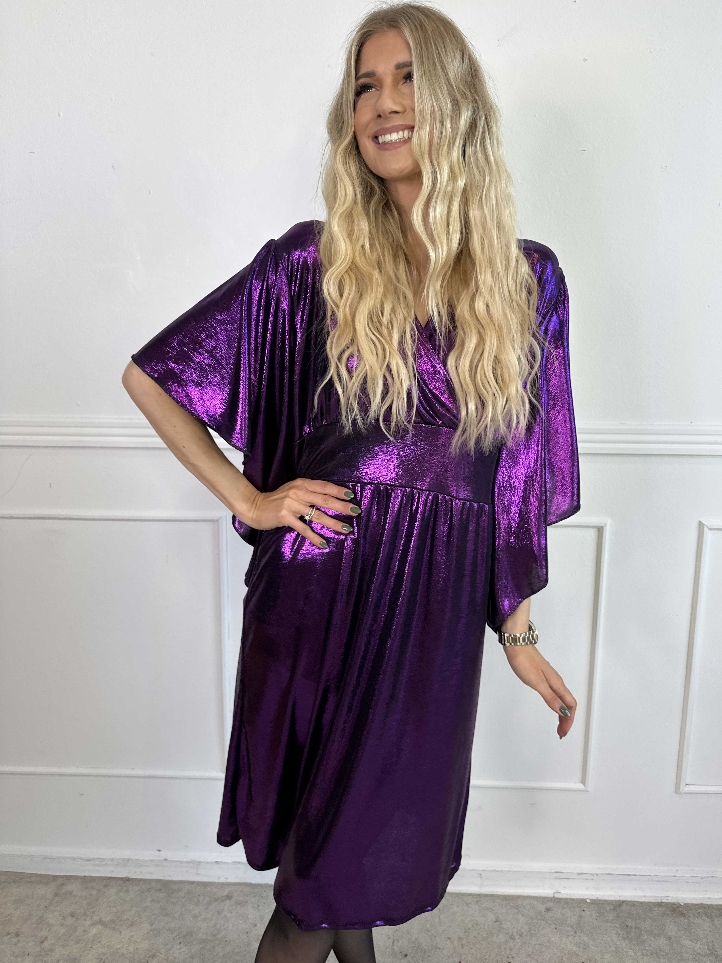 Safi - Elegant klänning i glansigt material med söta ärmar