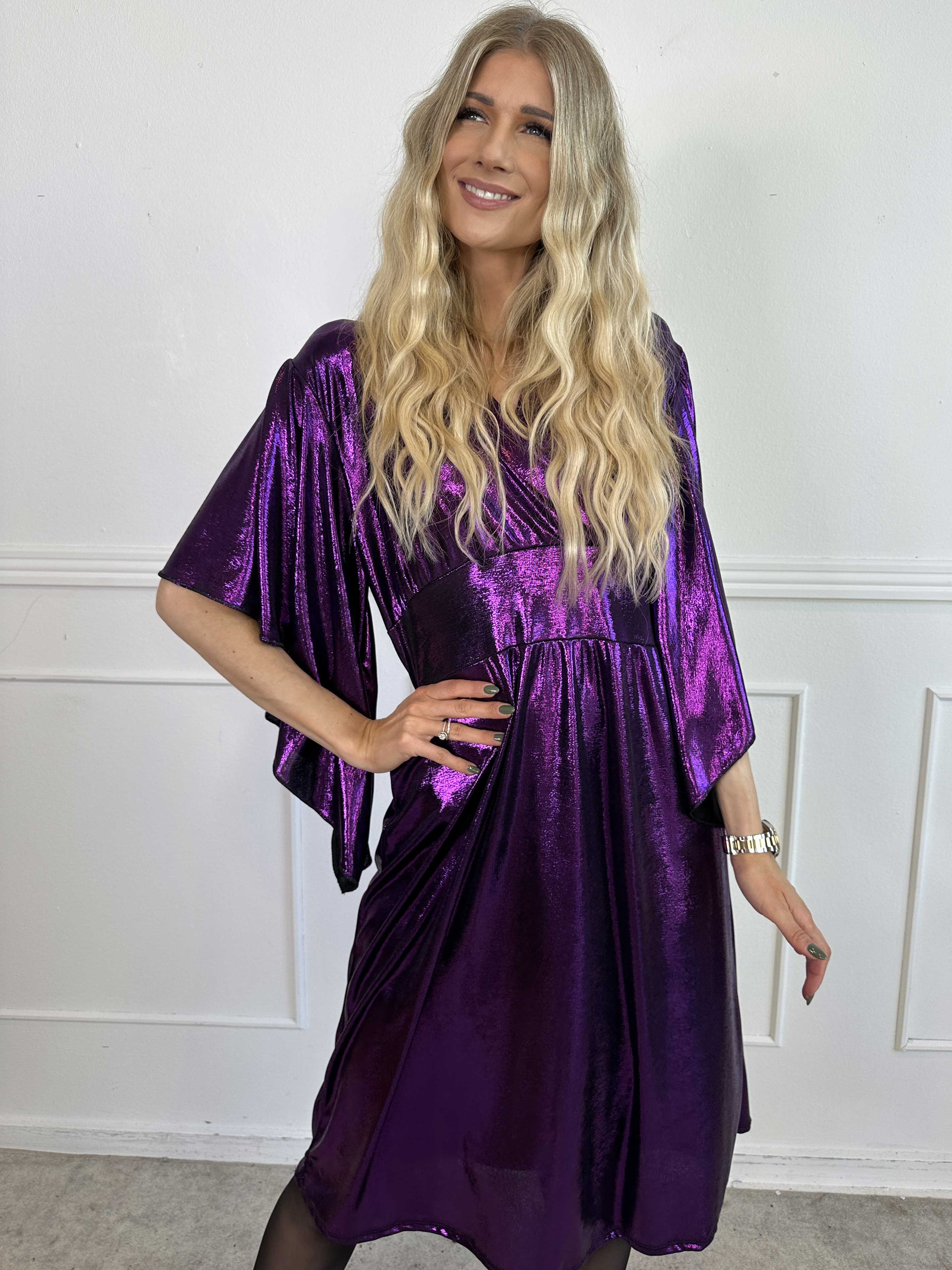 Safi - Elegant klänning i glansigt material med söta ärmar