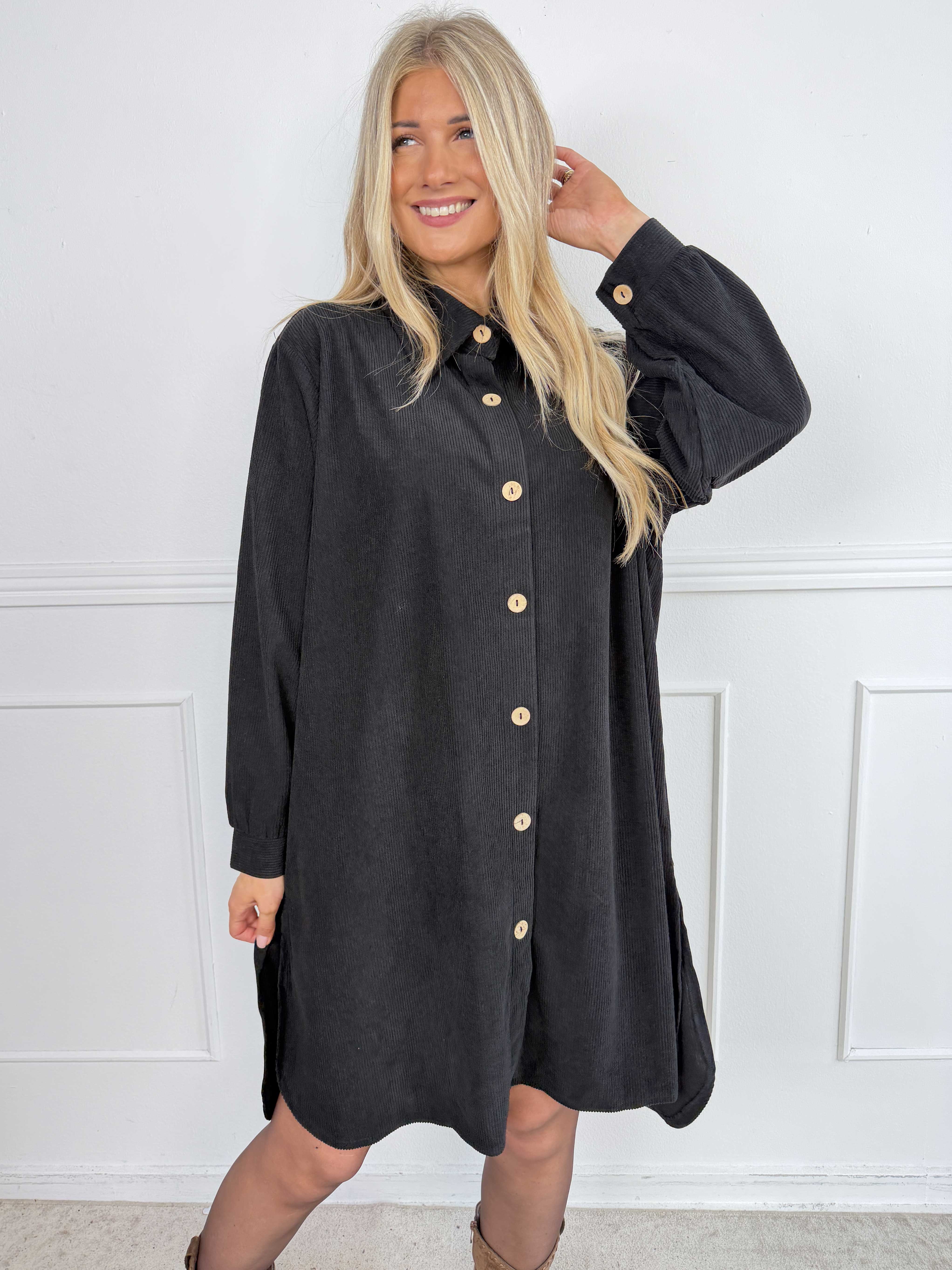 Manola - Skjortklänning i plus size i mjuk sammet med fina träknappar hela vägen ner