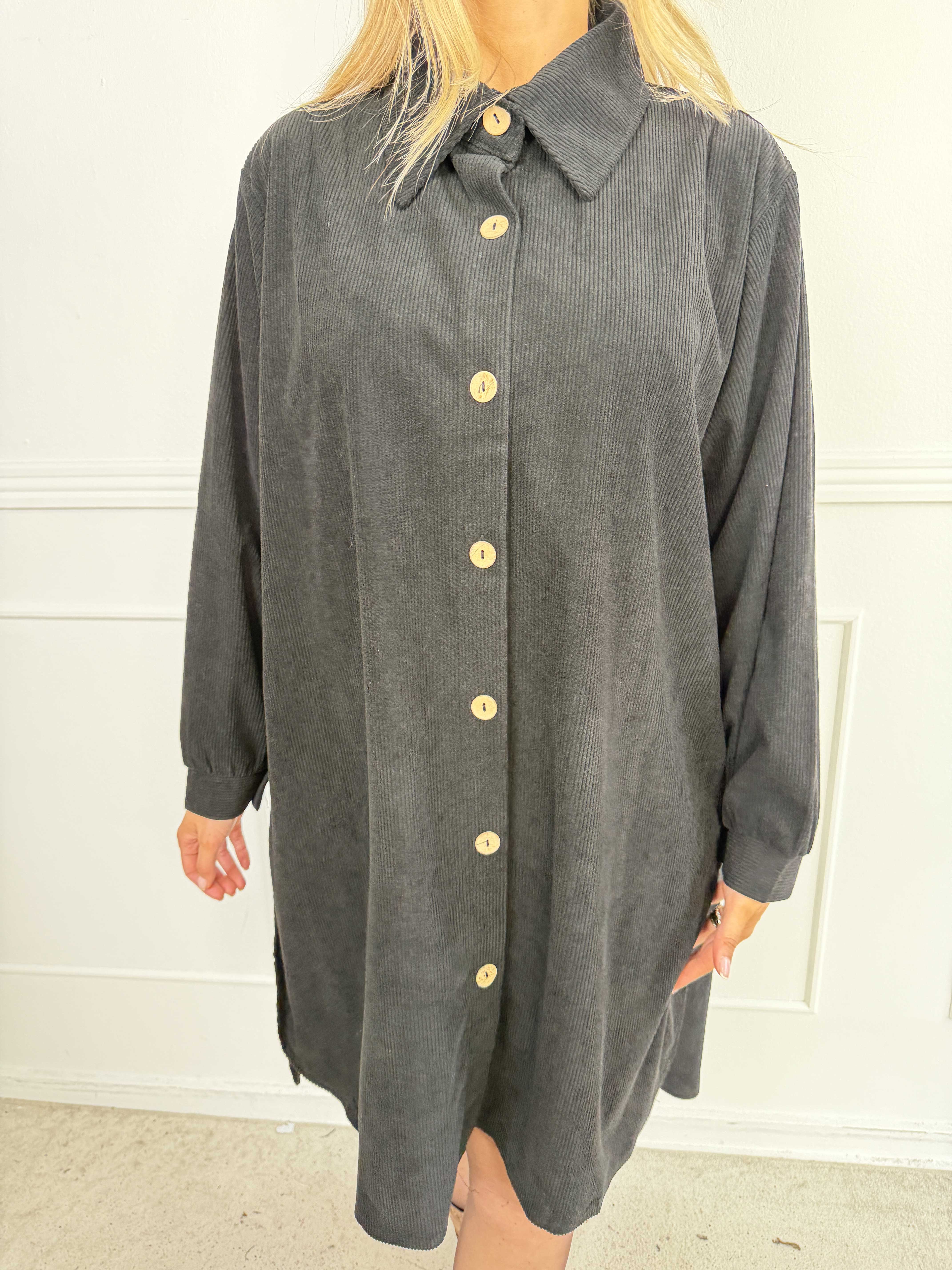Manola - Skjortklänning i plus size i mjuk sammet med fina träknappar hela vägen ner