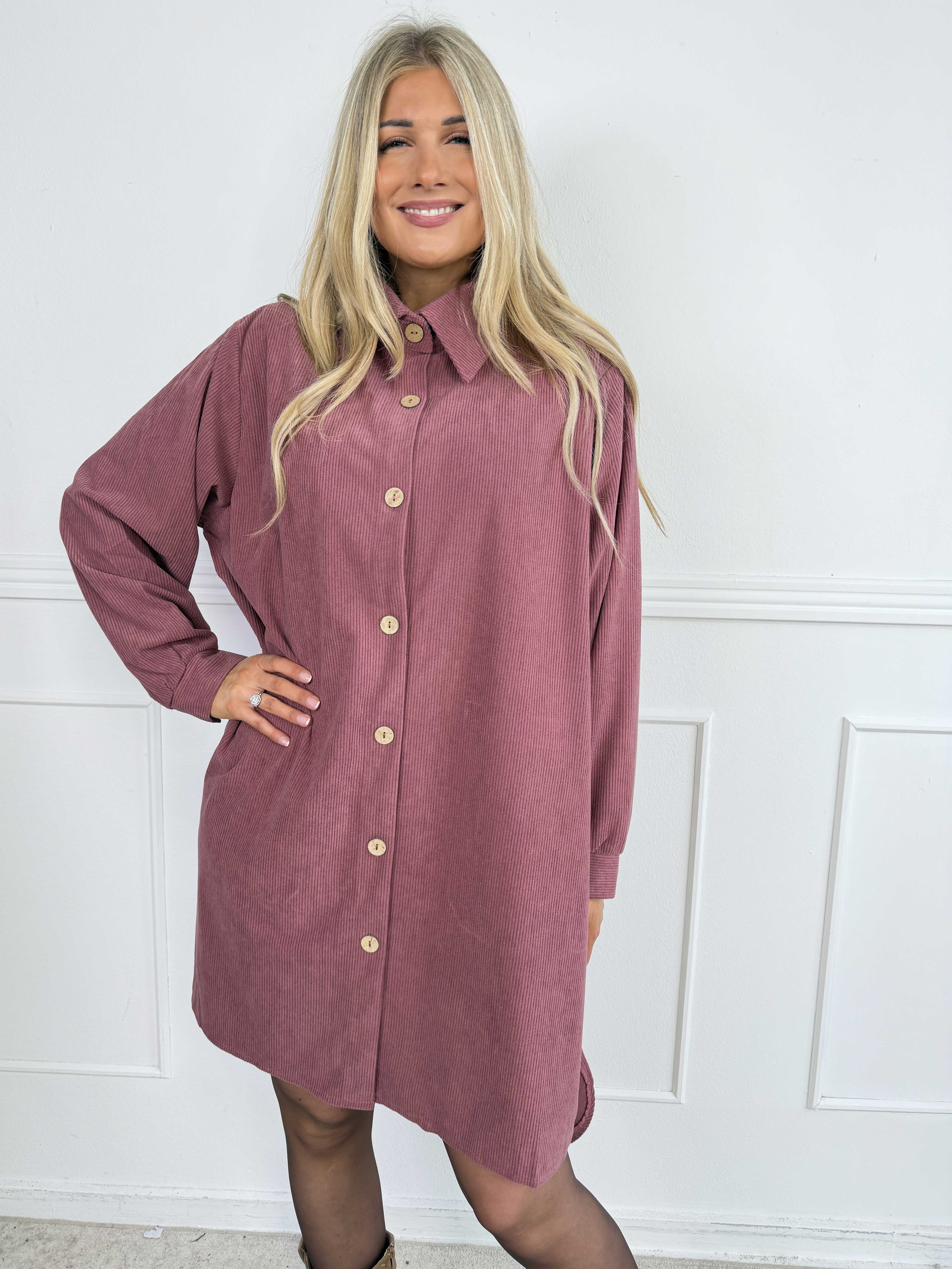 Manola - Skjortklänning i mjuk sammet med fina träknappar hela vägen ner