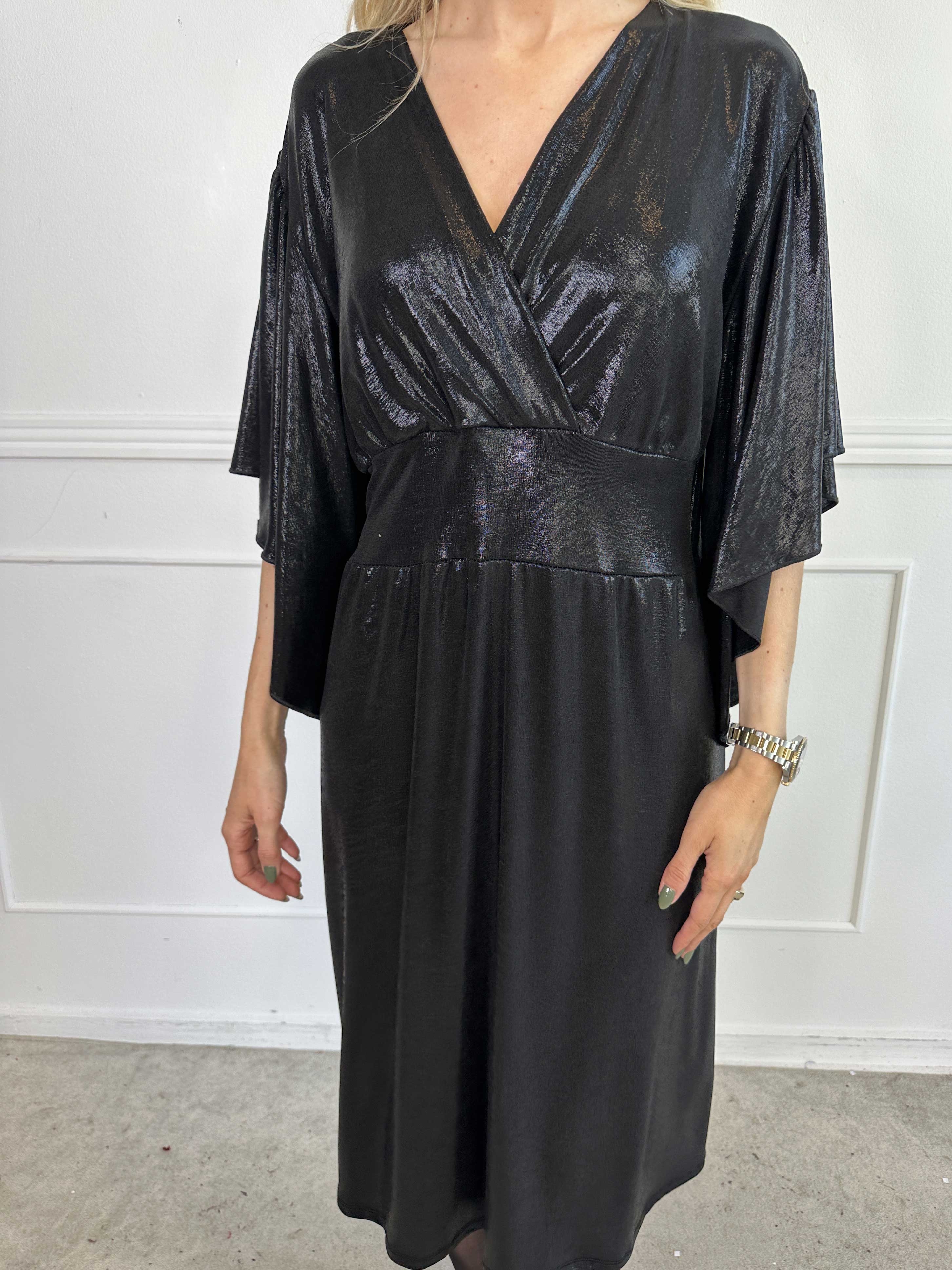 Safi - Elegant klänning i glansigt material med söta ärmar