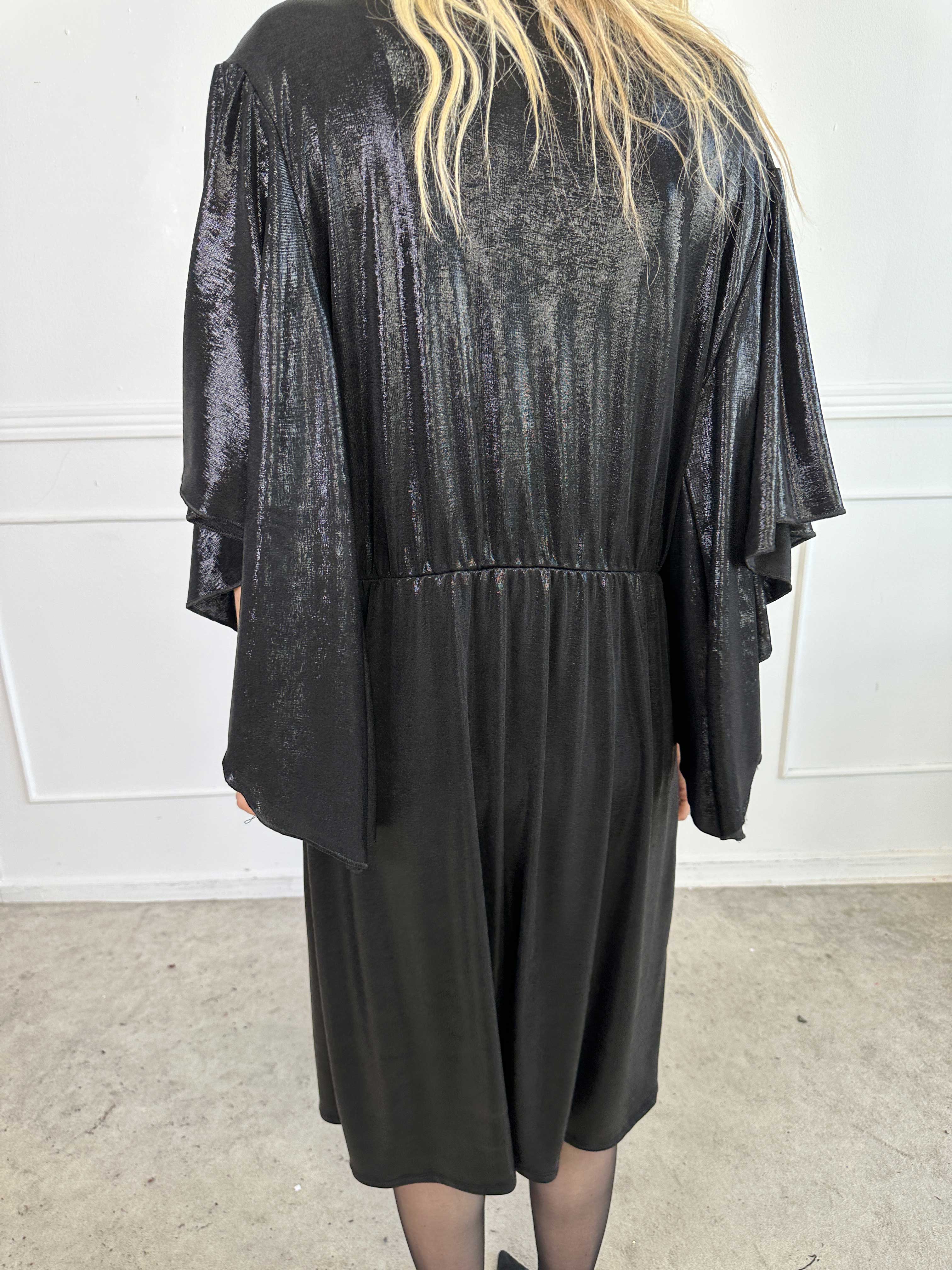 Safi - Elegant klänning i glansigt material med söta ärmar