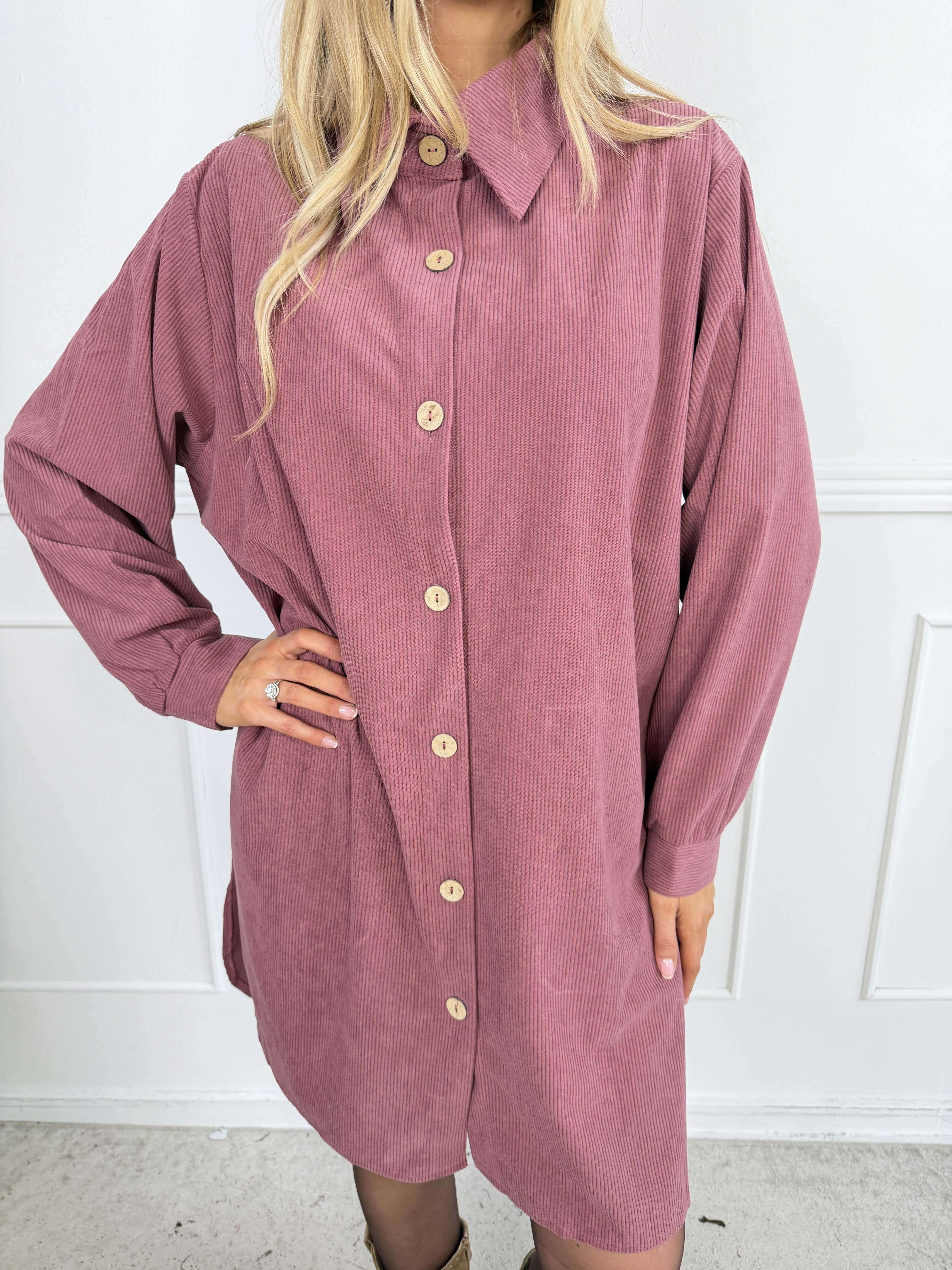 Manola - Skjortklänning i plus size i mjuk sammet med fina träknappar hela vägen ner