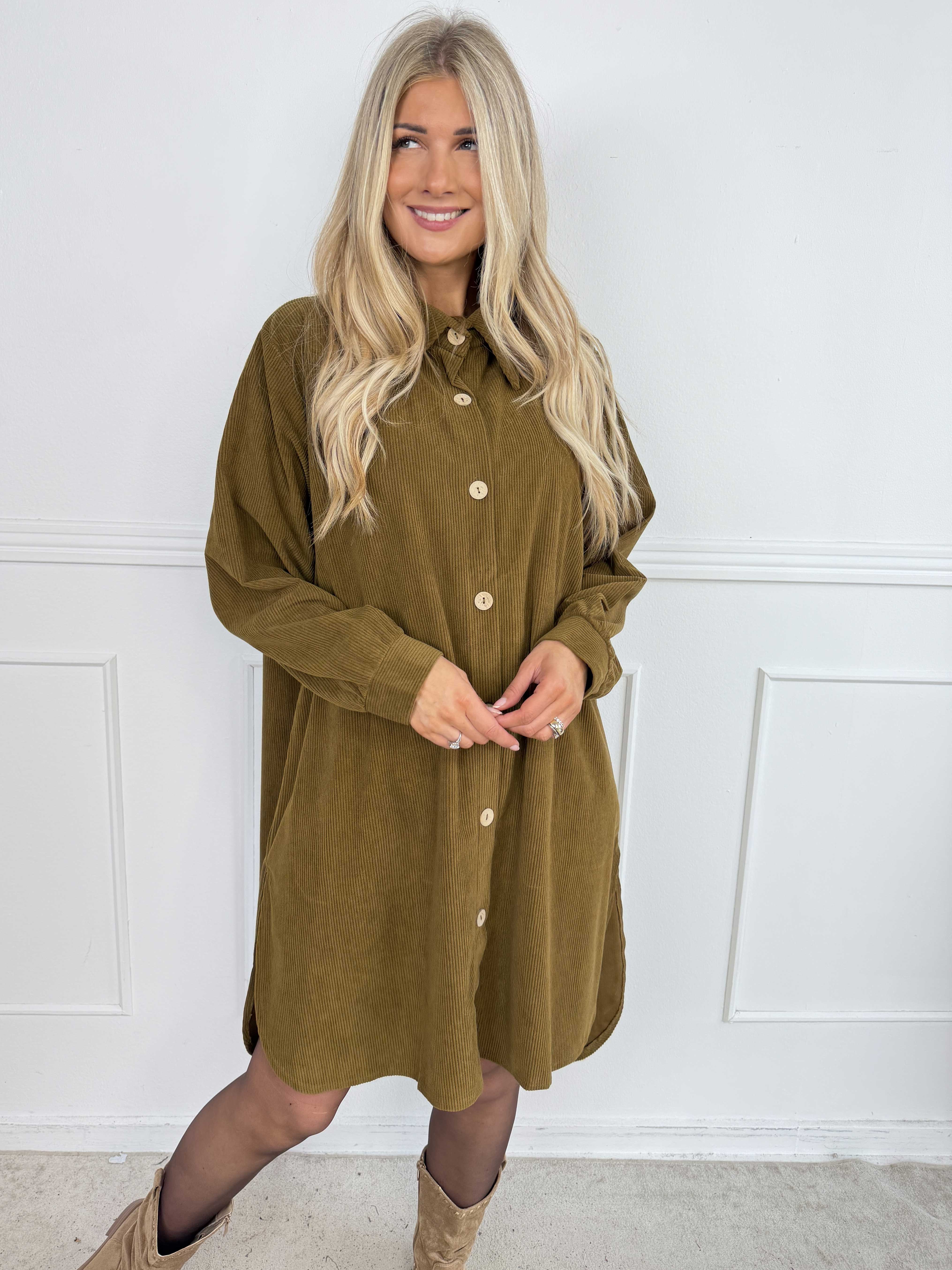 Manola - Skjortklänning i plus size i mjuk sammet med fina träknappar hela vägen ner