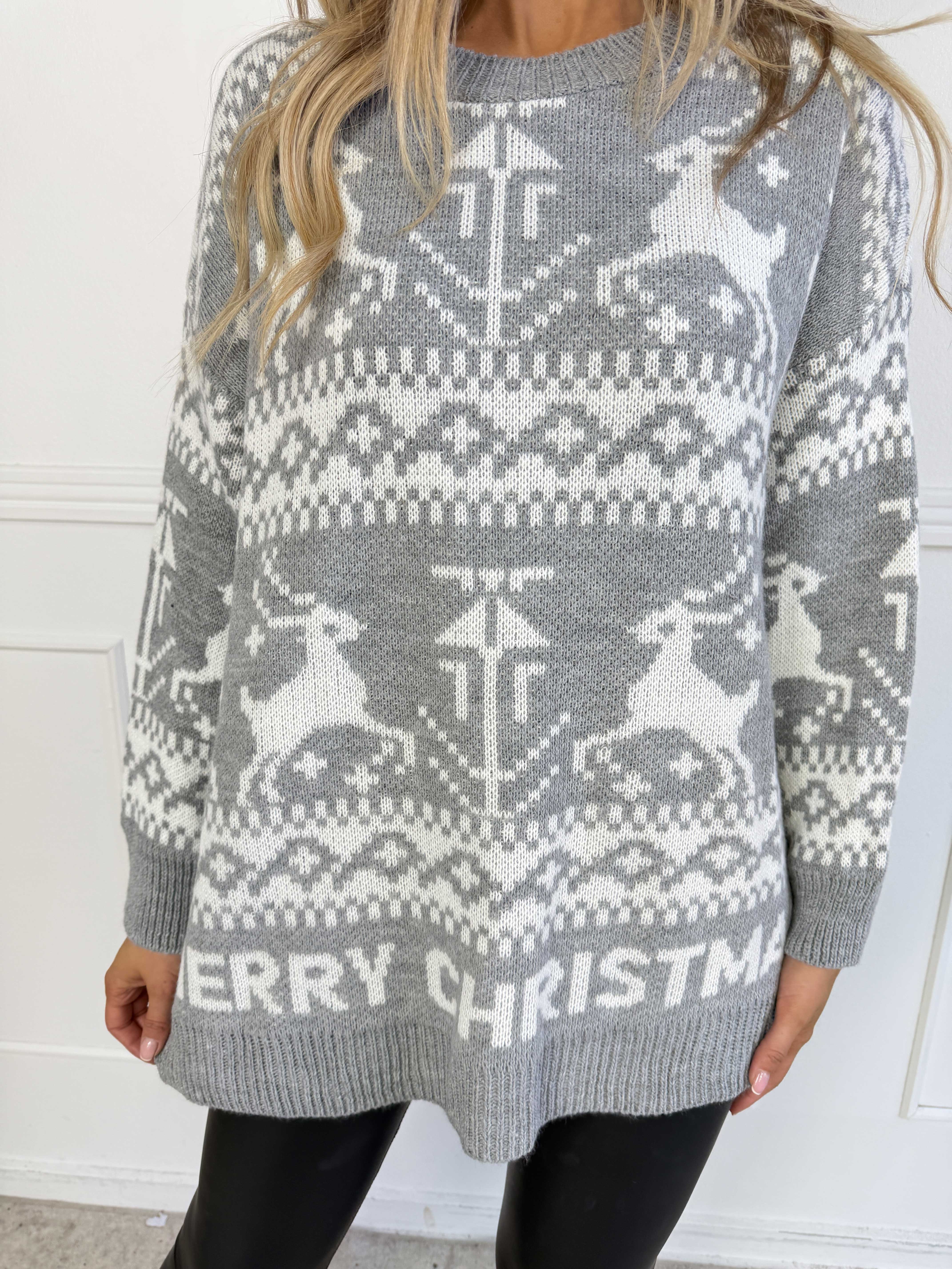 Jingle - Stickad jultröja i plus size med fina renar och texten “MERRY CHRISTMAS”