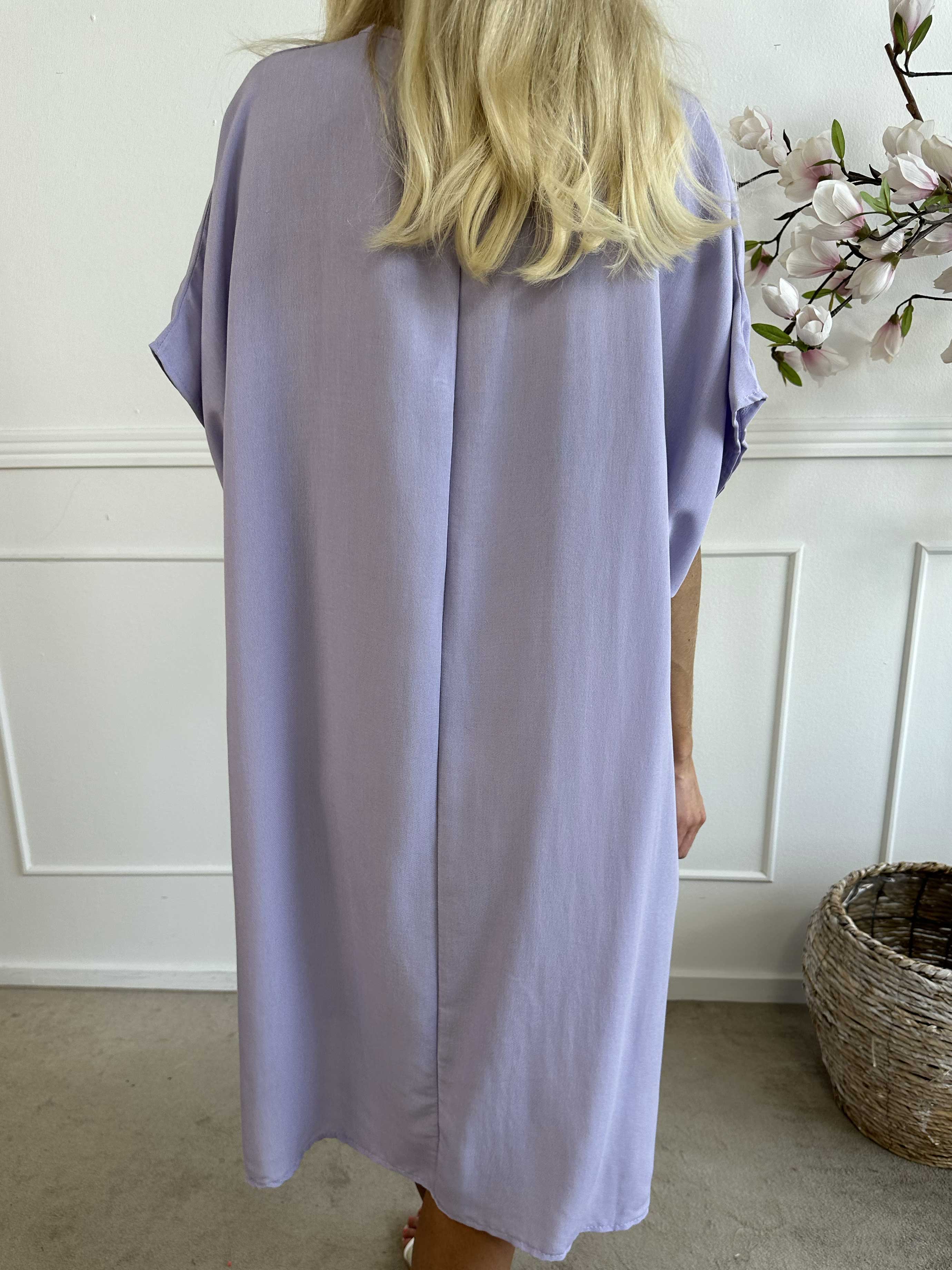 Astrid - Enkel klänning med v-ringning