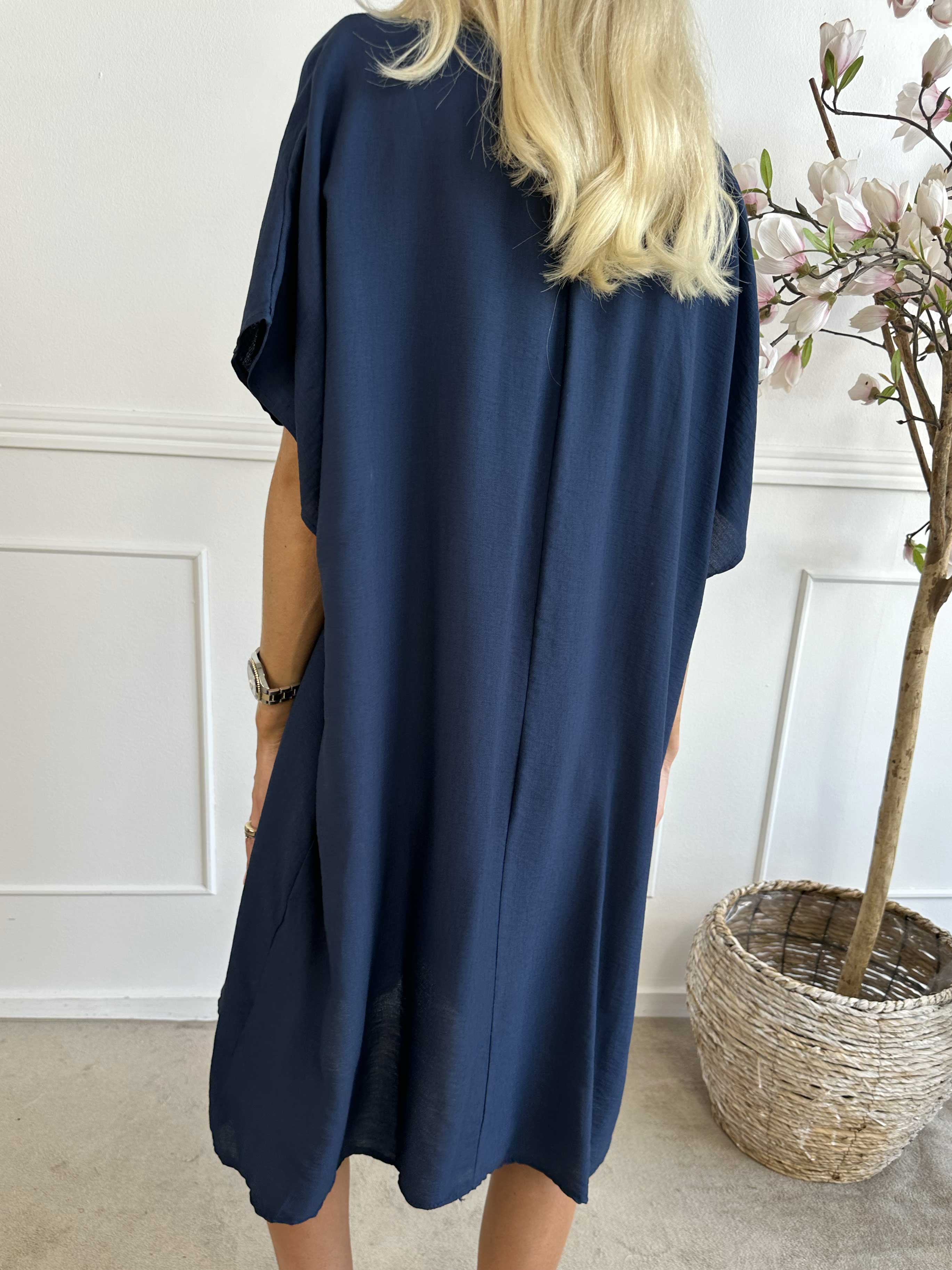 Astrid - Enkel klänning med v-ringning