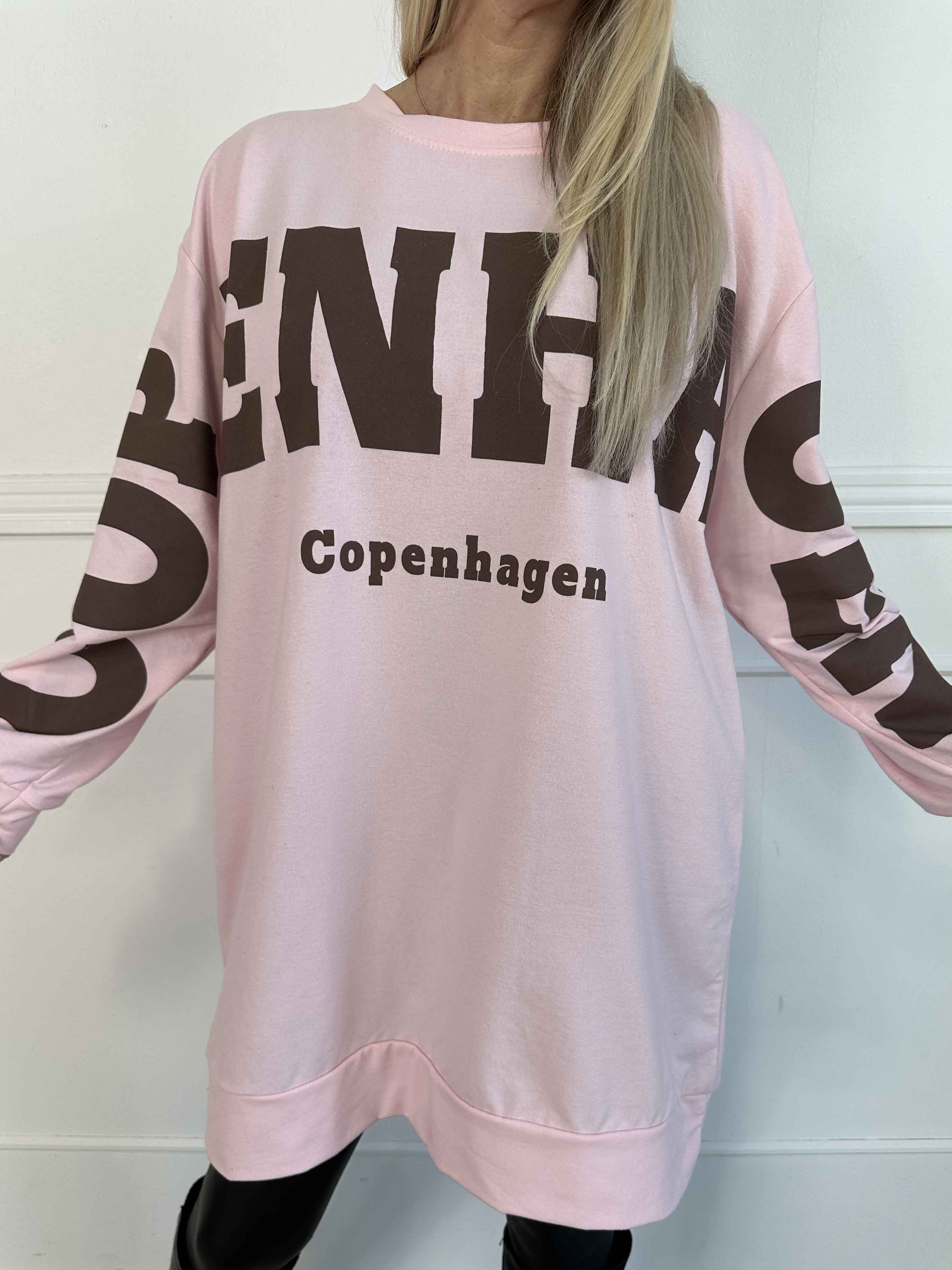 Claudine - Joggingklänning i bomull med texten COPENHAGEN