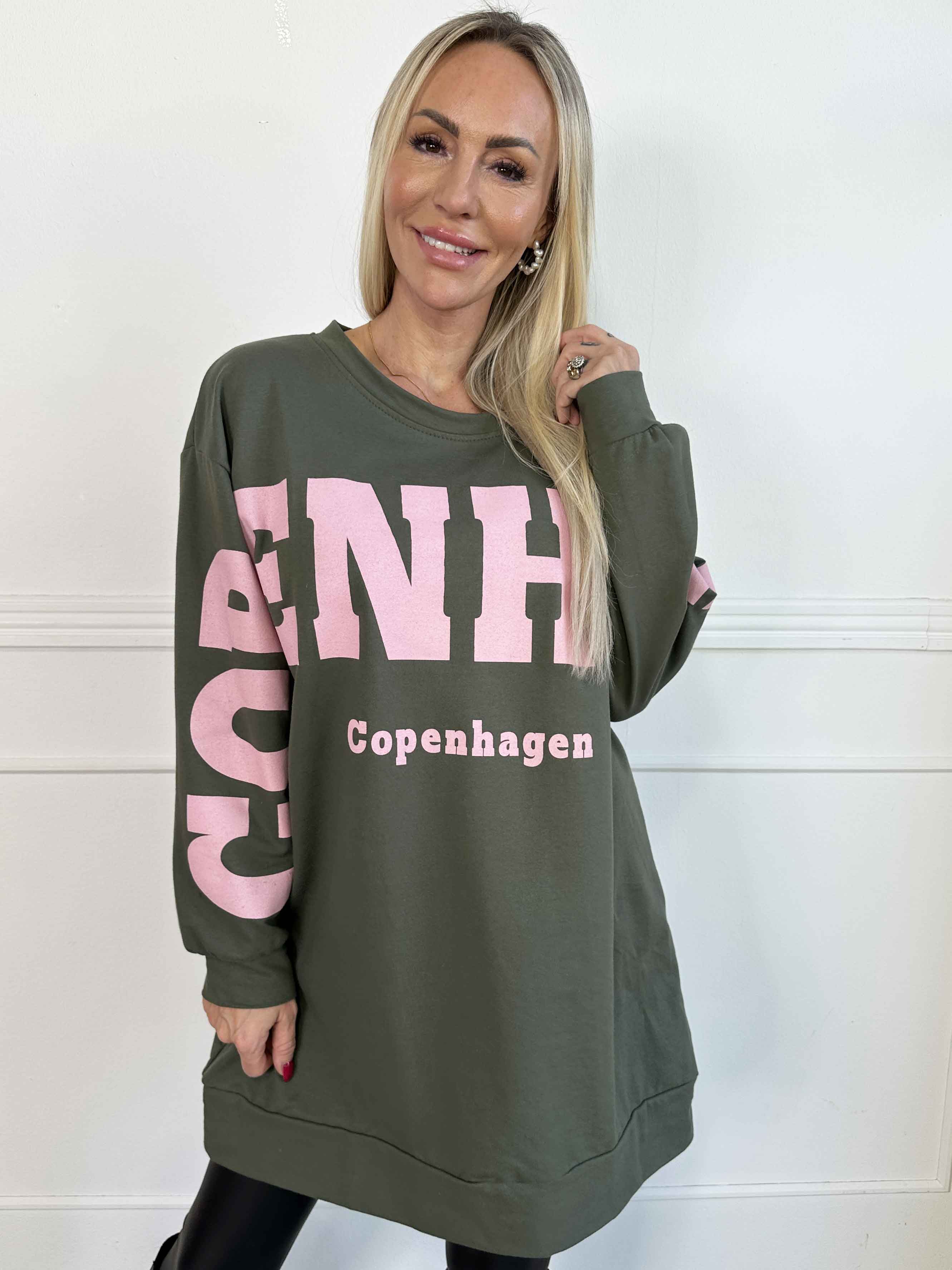 Claudine - Joggingklänning i bomull med texten COPENHAGEN