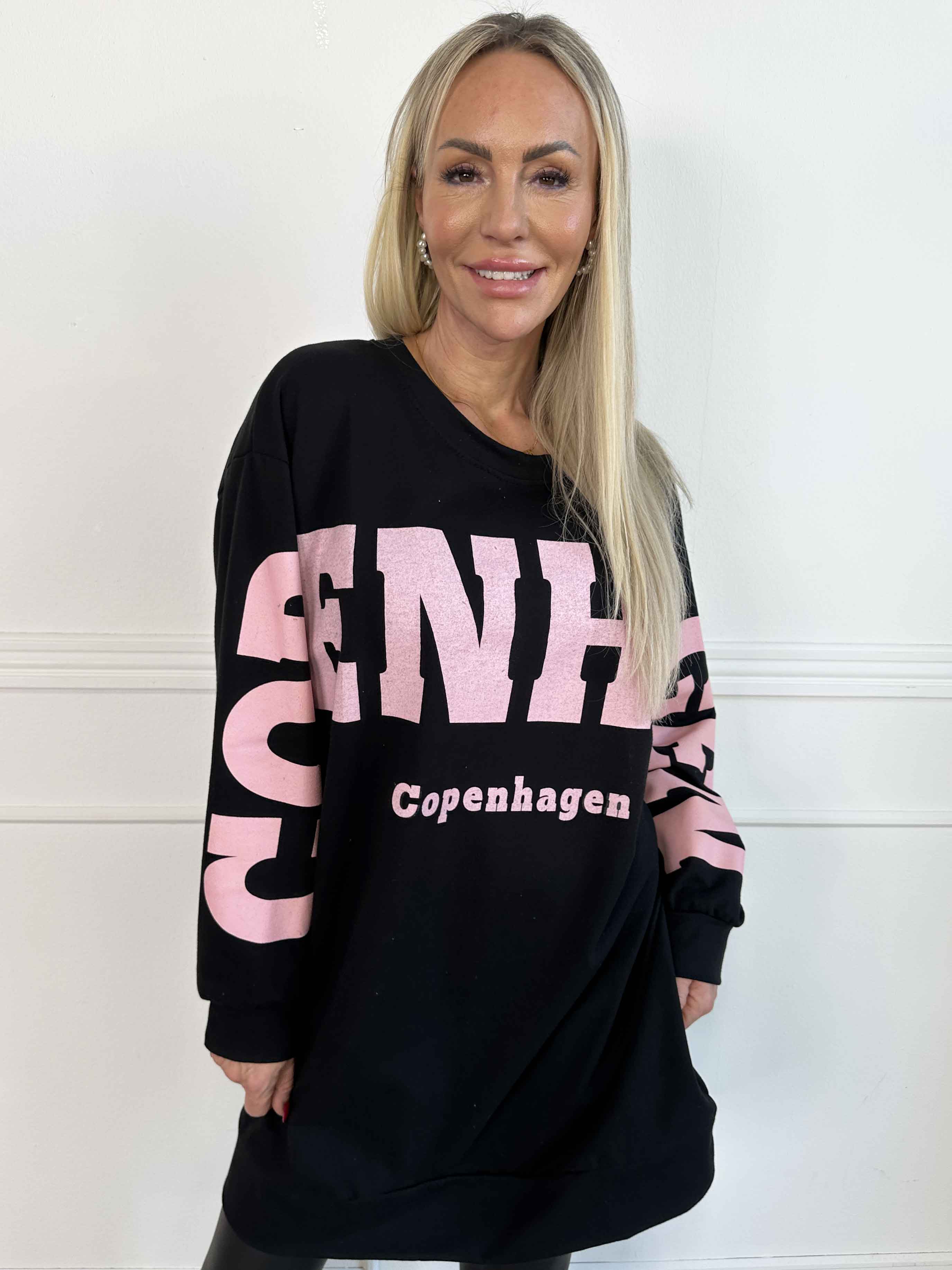 Claudine - Joggingklänning i bomull med texten COPENHAGEN