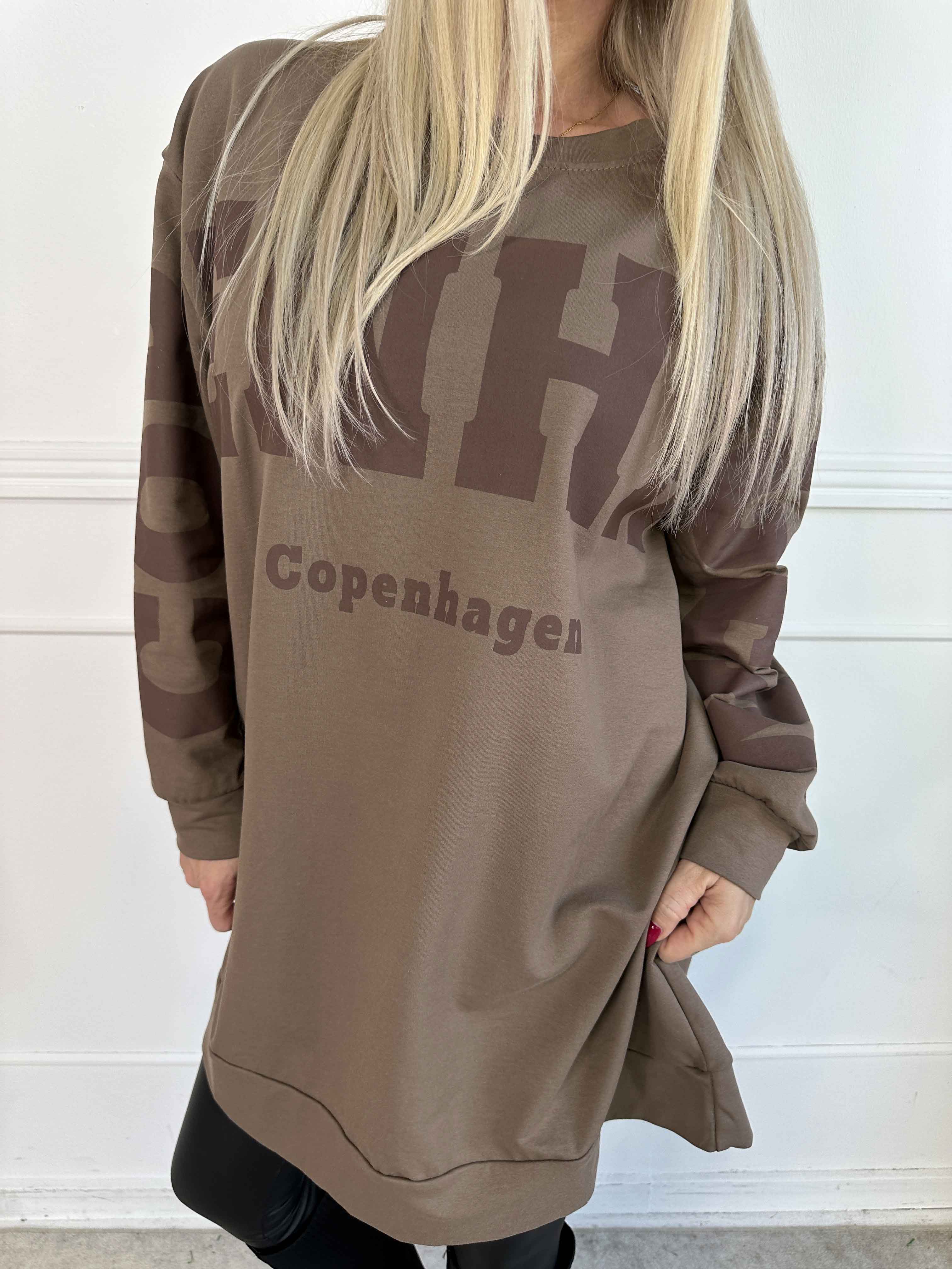 Claudine - Joggingklänning i bomull med texten COPENHAGEN