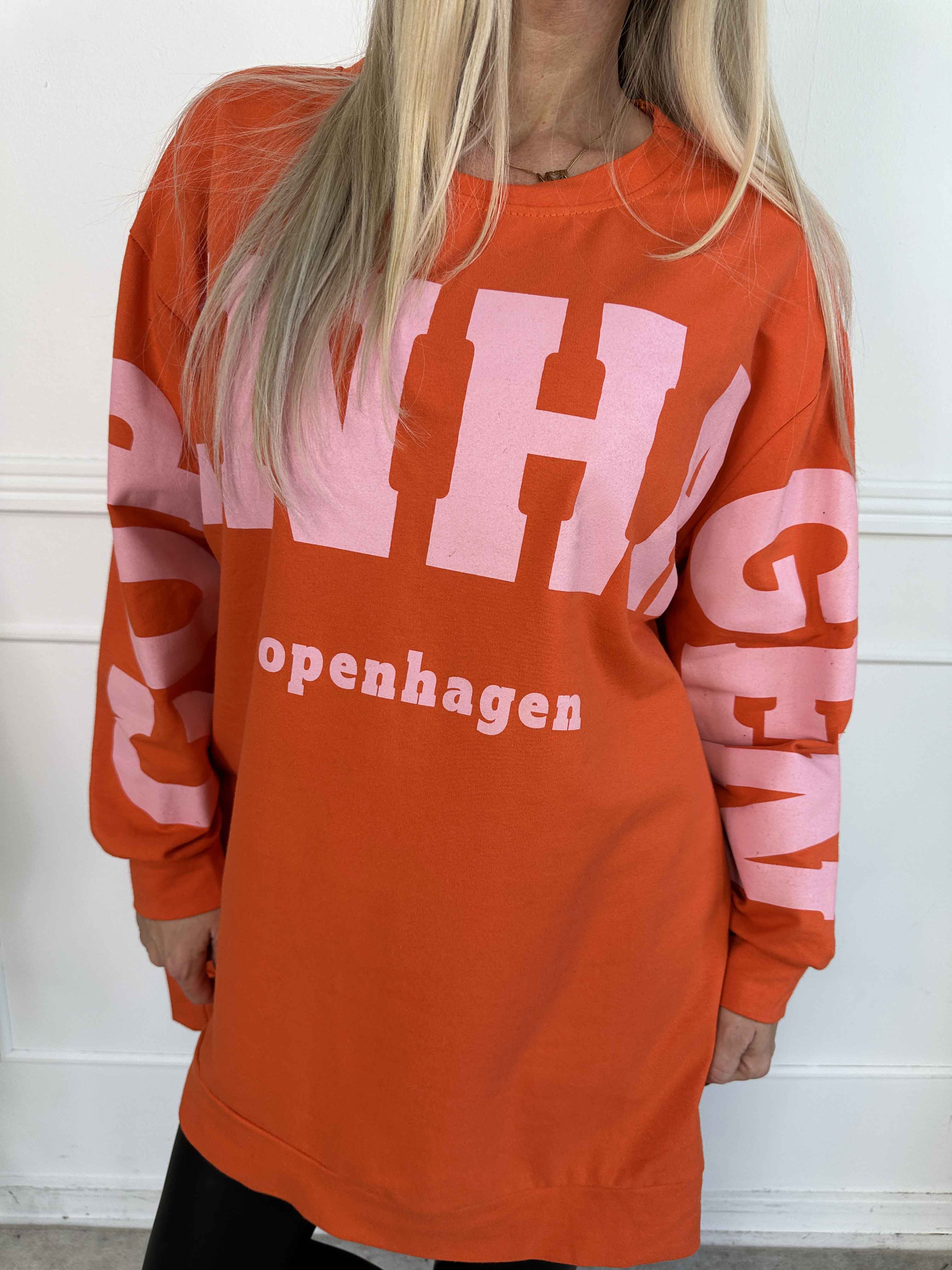 Claudine - Joggingklänning i bomull med texten COPENHAGEN