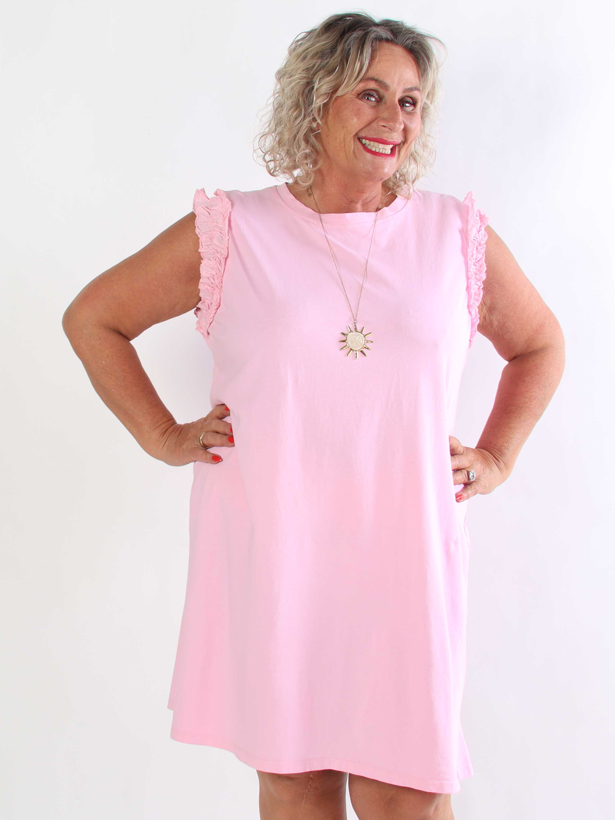 Riley - Plus size T-shirtklänning i mjuk bomull med feminina rynkade ärmar