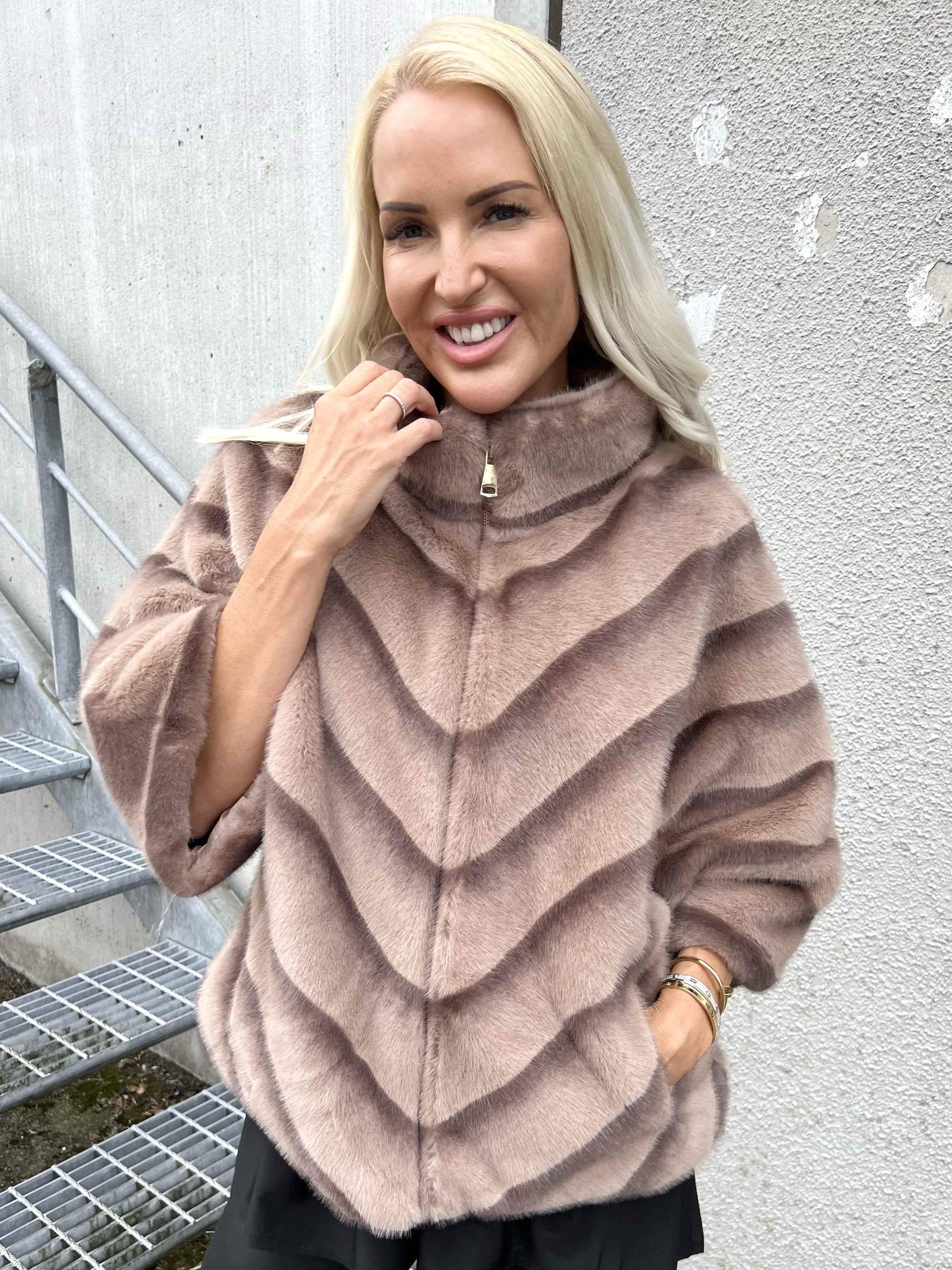 Torrey - Elegant fuskpälsjacka i ljusbeige med 3/4 ärmar