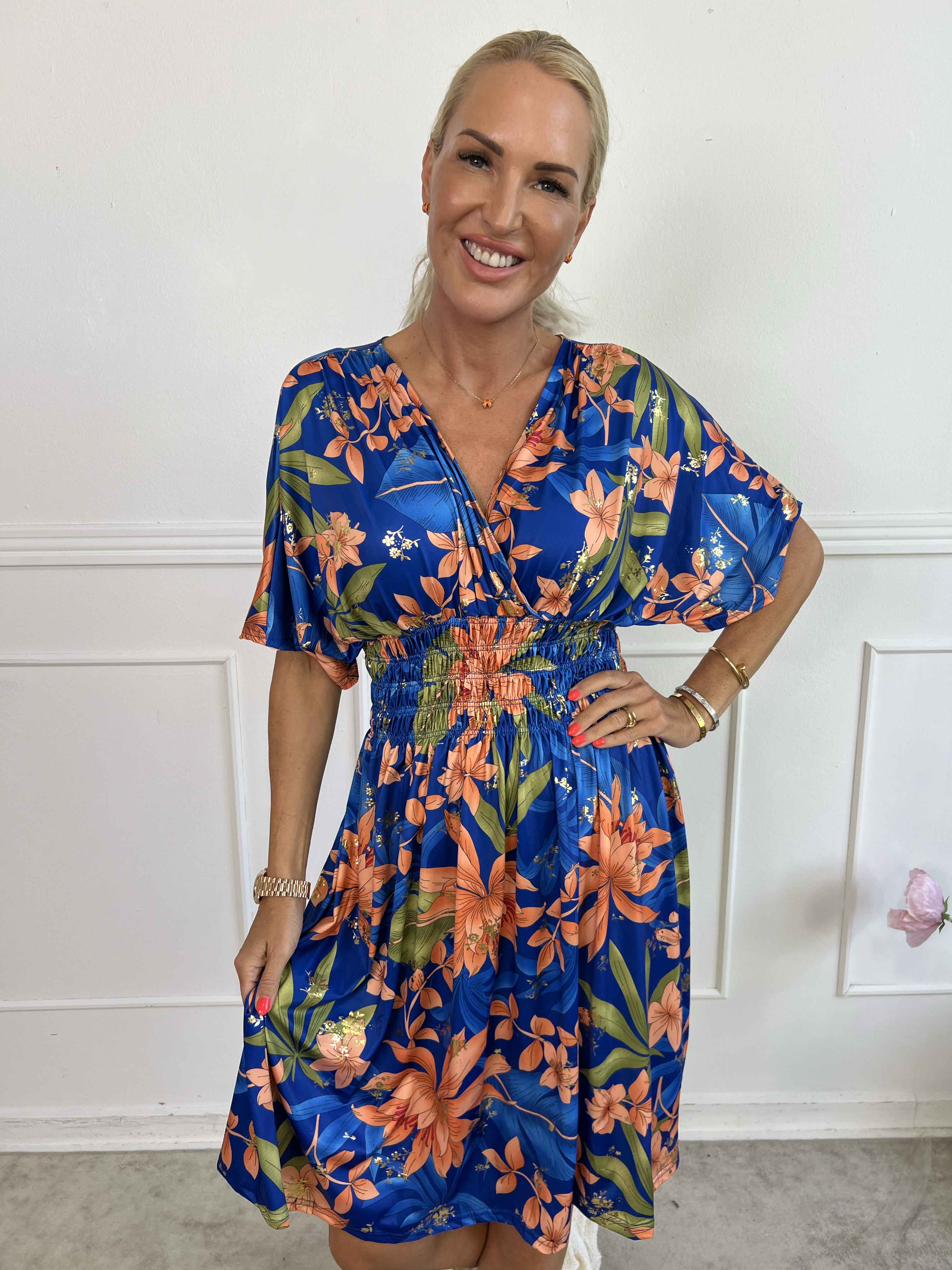 Pams New Leaf Short - Elastisk klänning med färgat blommönster och gulddetaljer