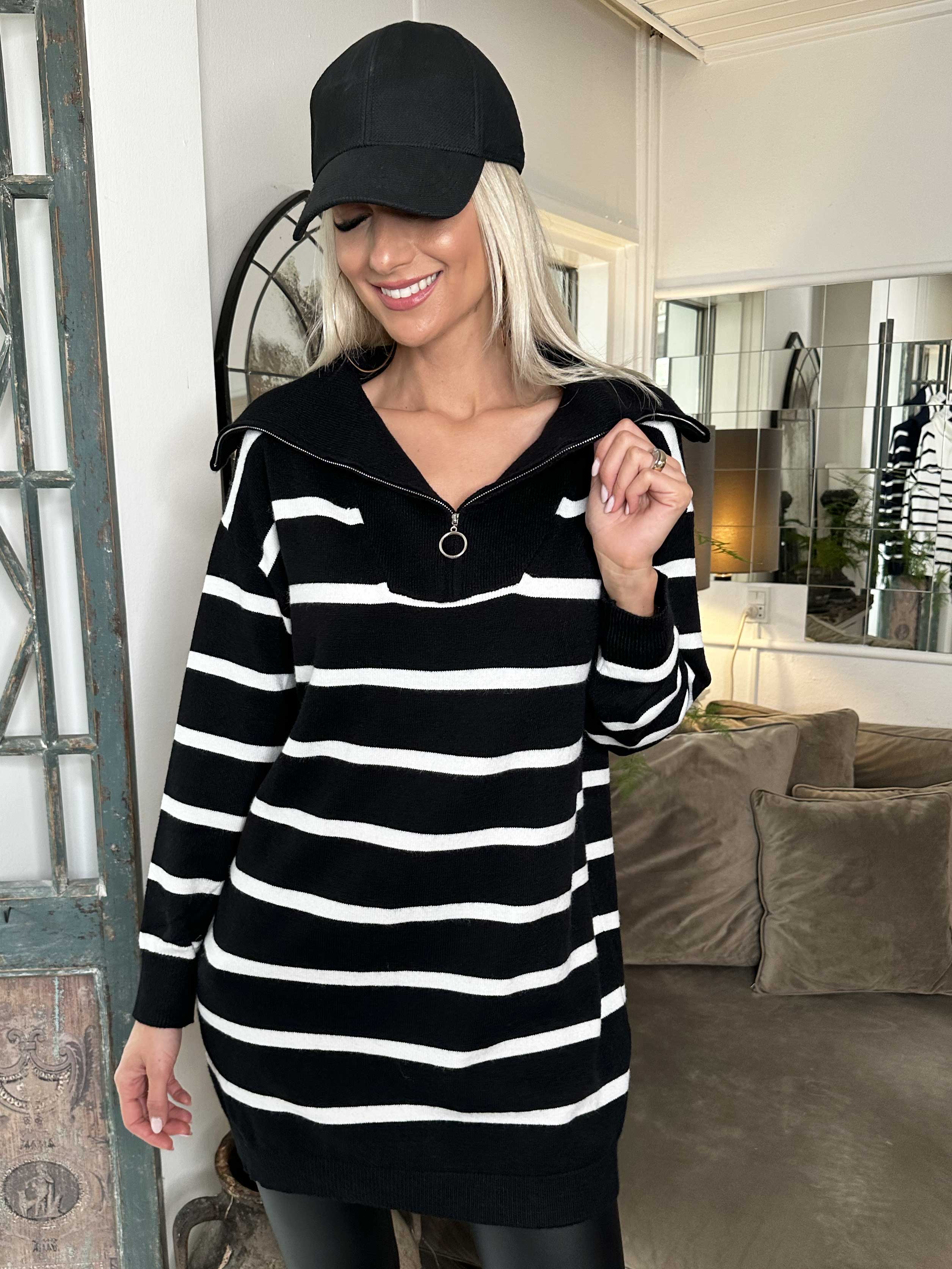 Liza - Mjuk stickad klänning med ränder och dragkedja