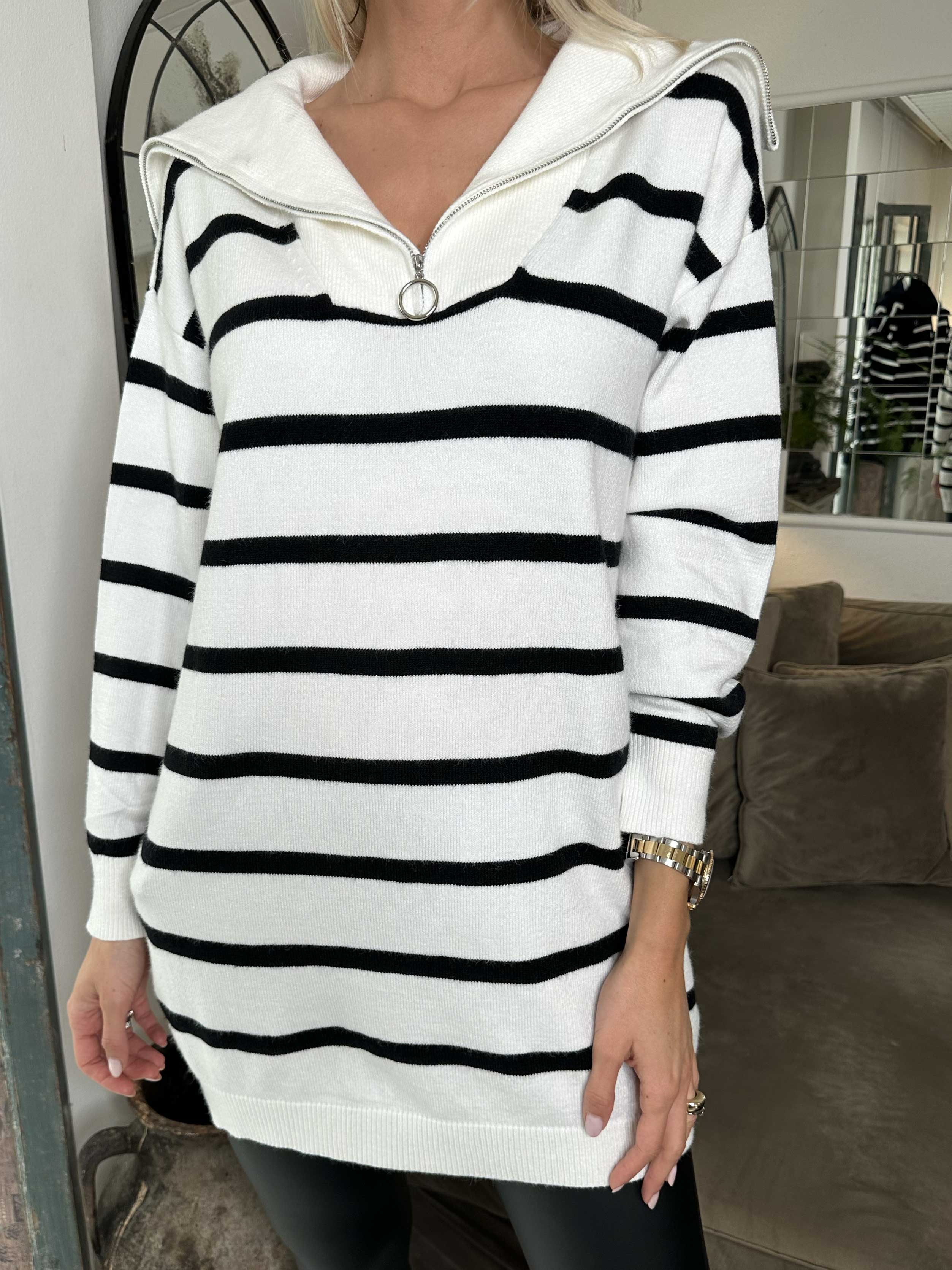 Liza - Mjuk stickad klänning med ränder och dragkedja