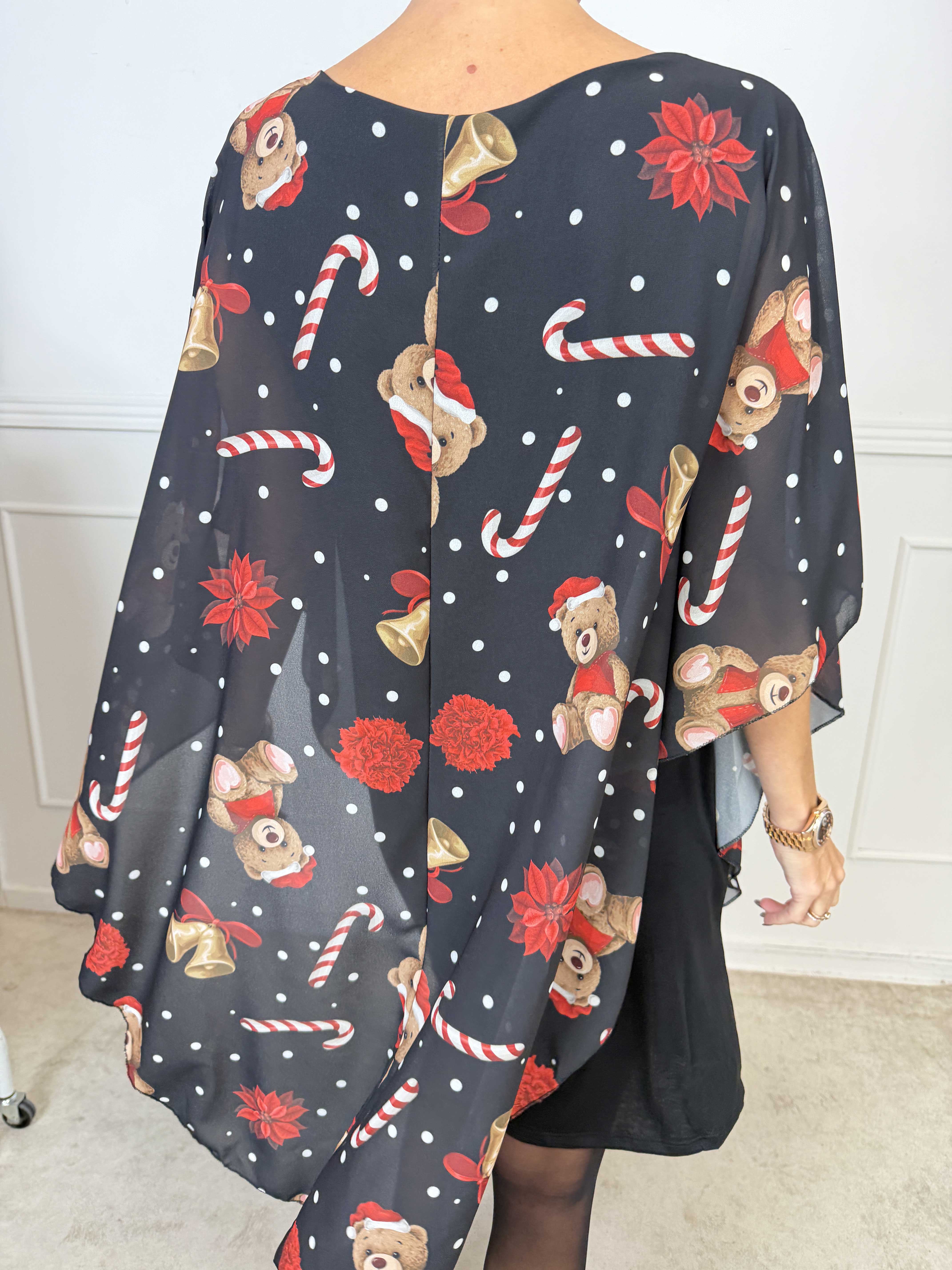 Kenya Kandis - Tunikaklänning i plus size med fina chiffonlager och charmiga julmotiv