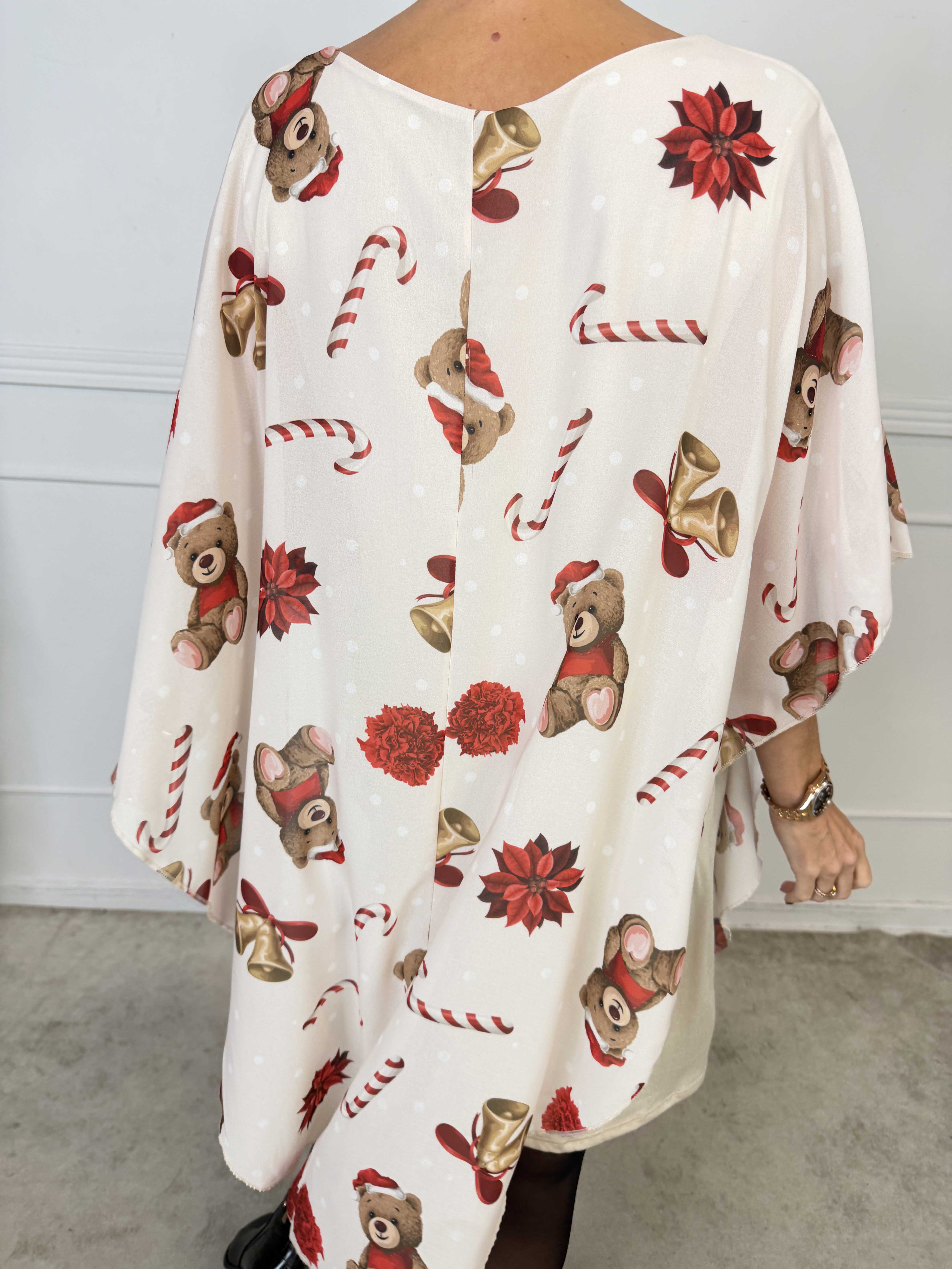 Kenya Kandis - Tunikaklänning i plus size med fina chiffonlager och charmiga julmotiv