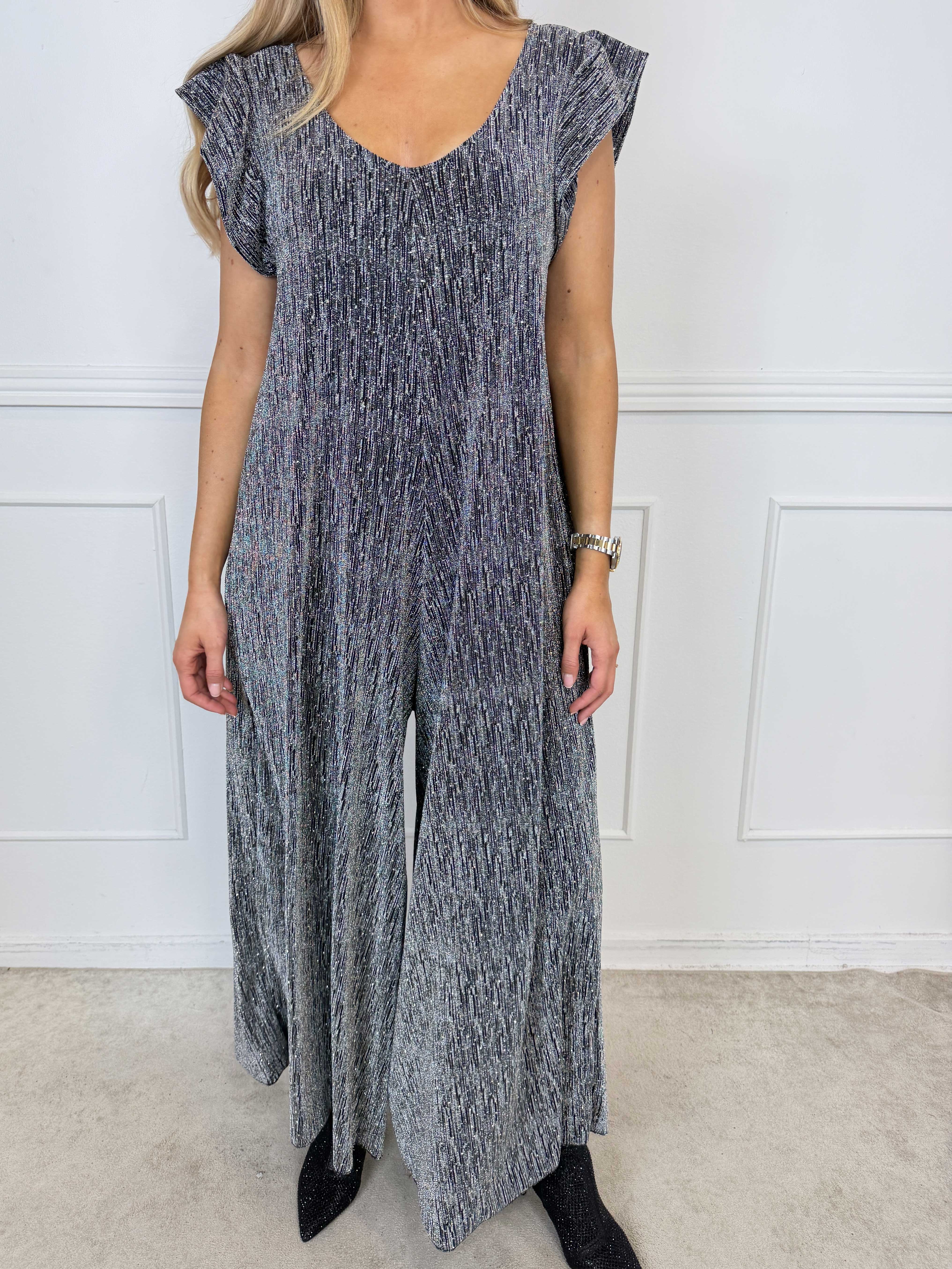 Nicole - Jumpsuit med vida ben, glittrande trådar, fina strass och söta volangärmar