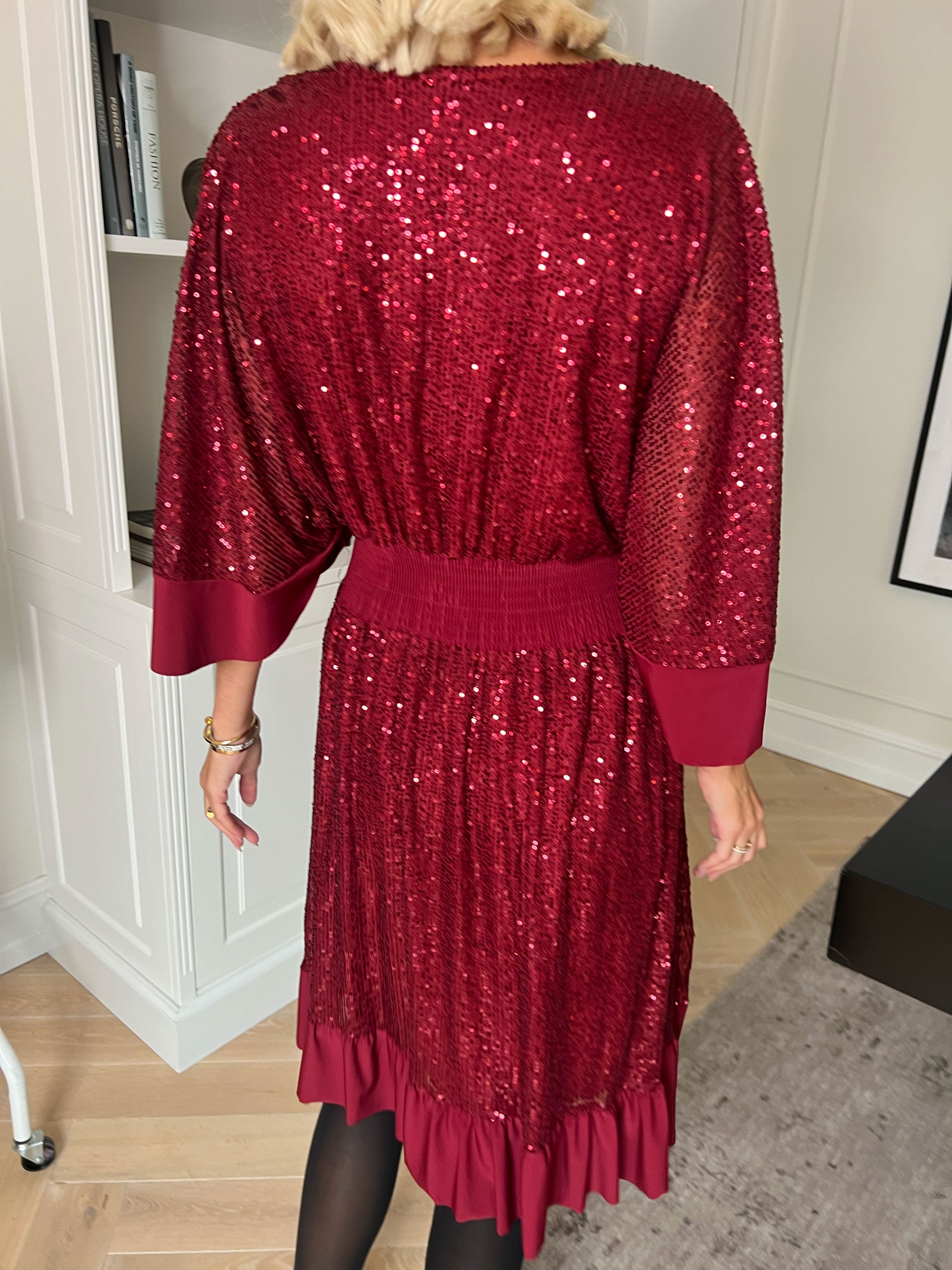 Pamela Glitter Short - Paljettklänning med volanger och smock