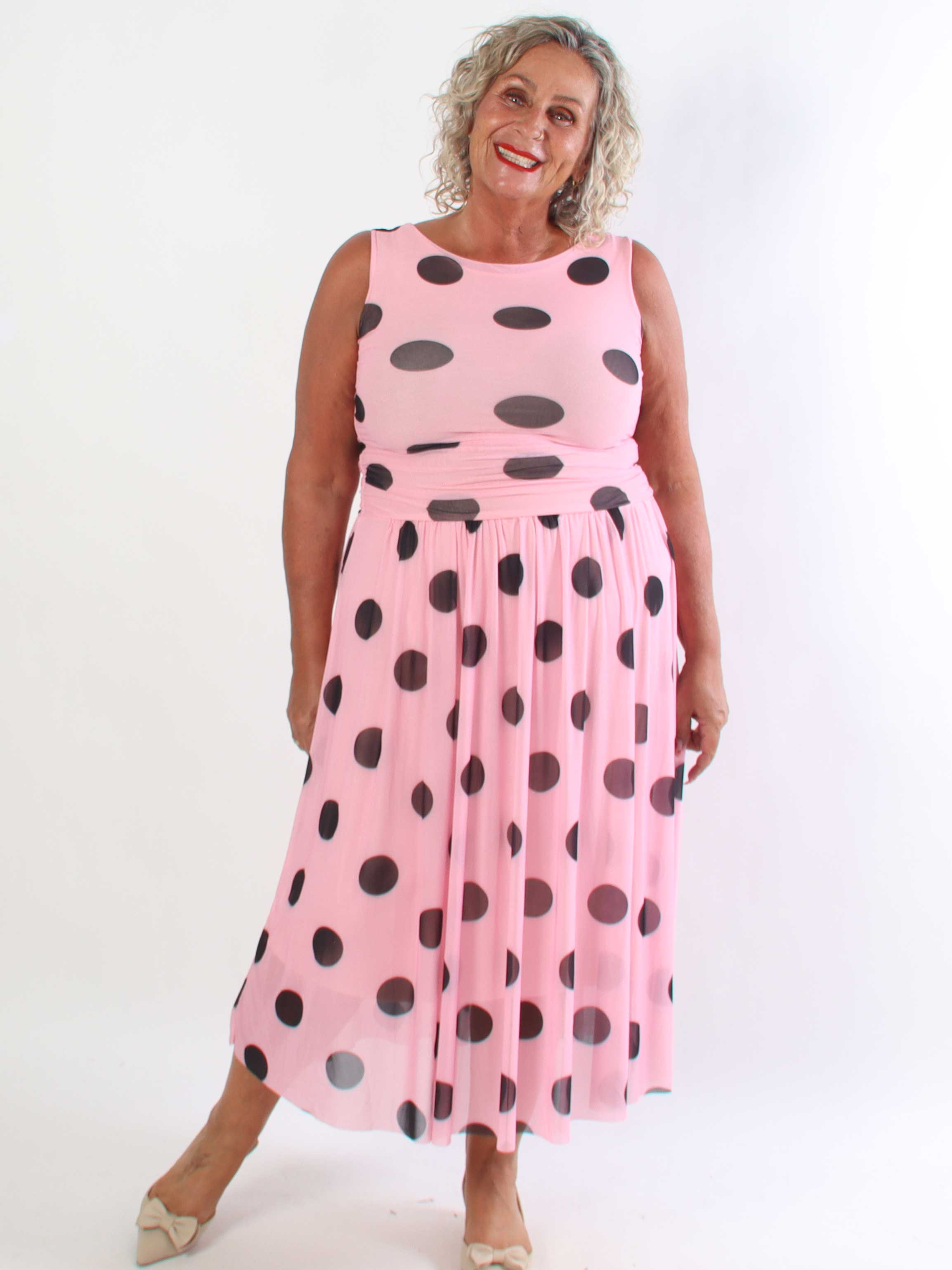 Hallie – Elegant, stretchig plus size klänning i prickig mesh