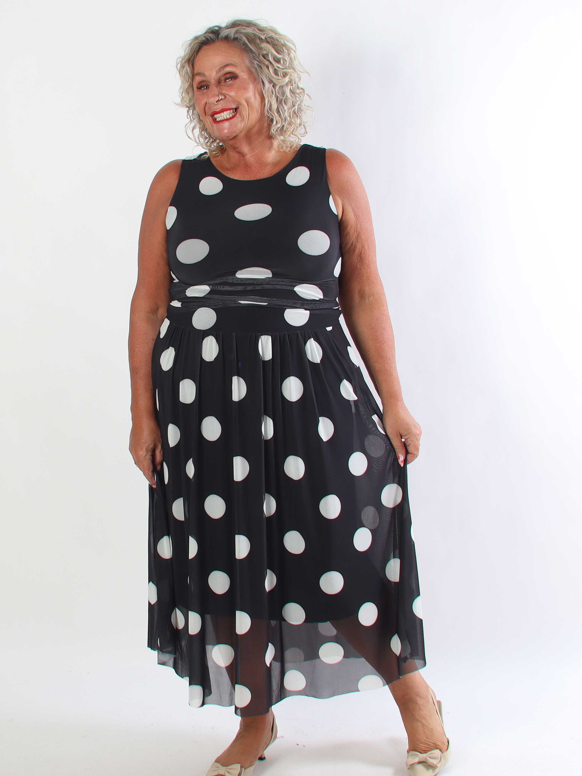 Hallie – Elegant, stretchig plus size klänning i prickig mesh