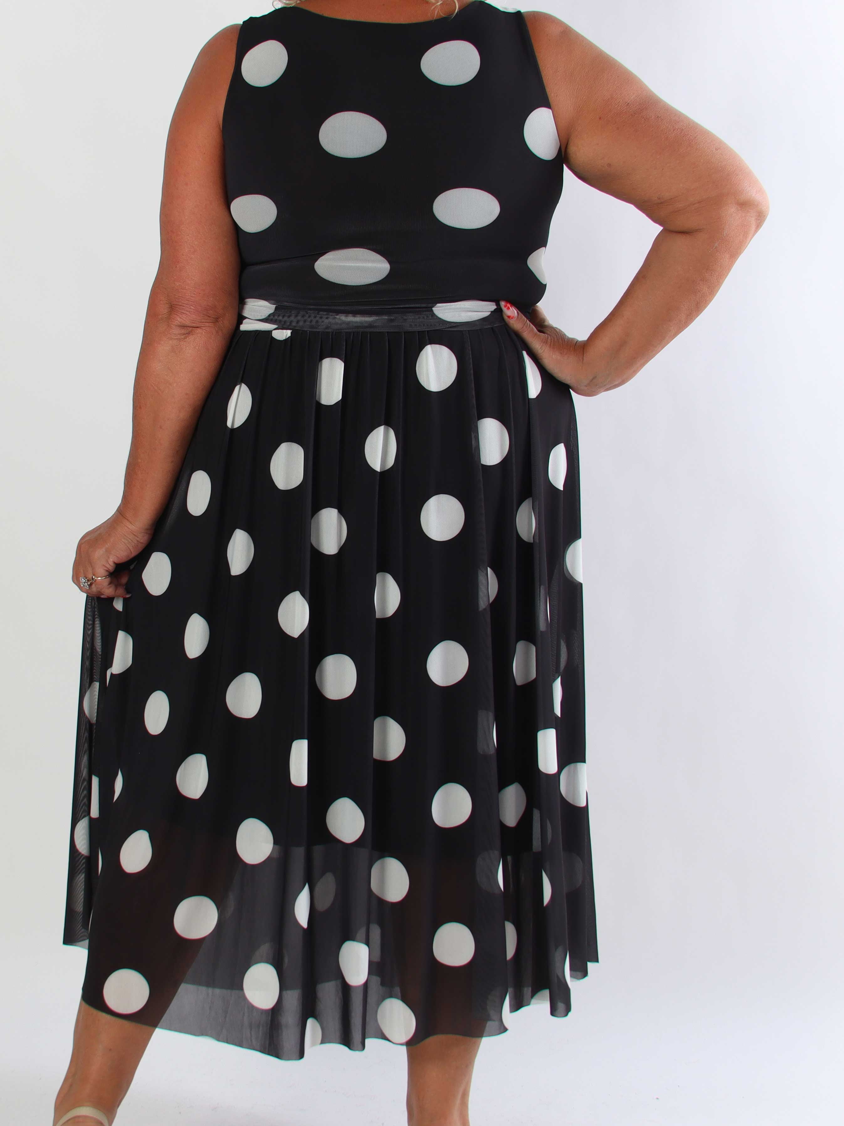 Hallie – Elegant, stretchig plus size klänning i prickig mesh