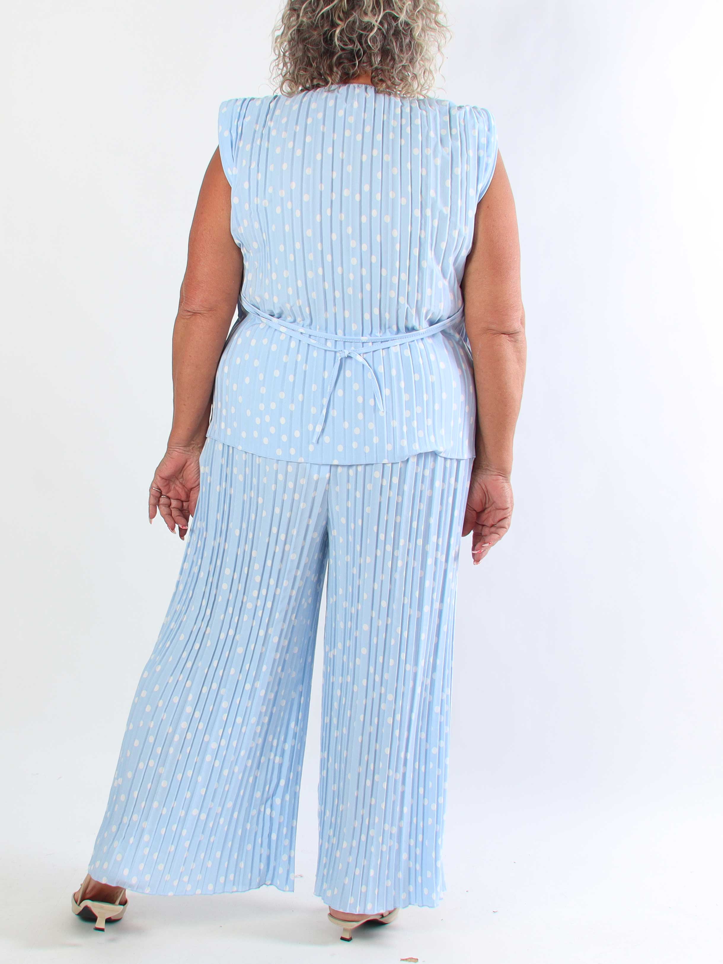 Zina – Elegant plus size set med prickar och veckad design