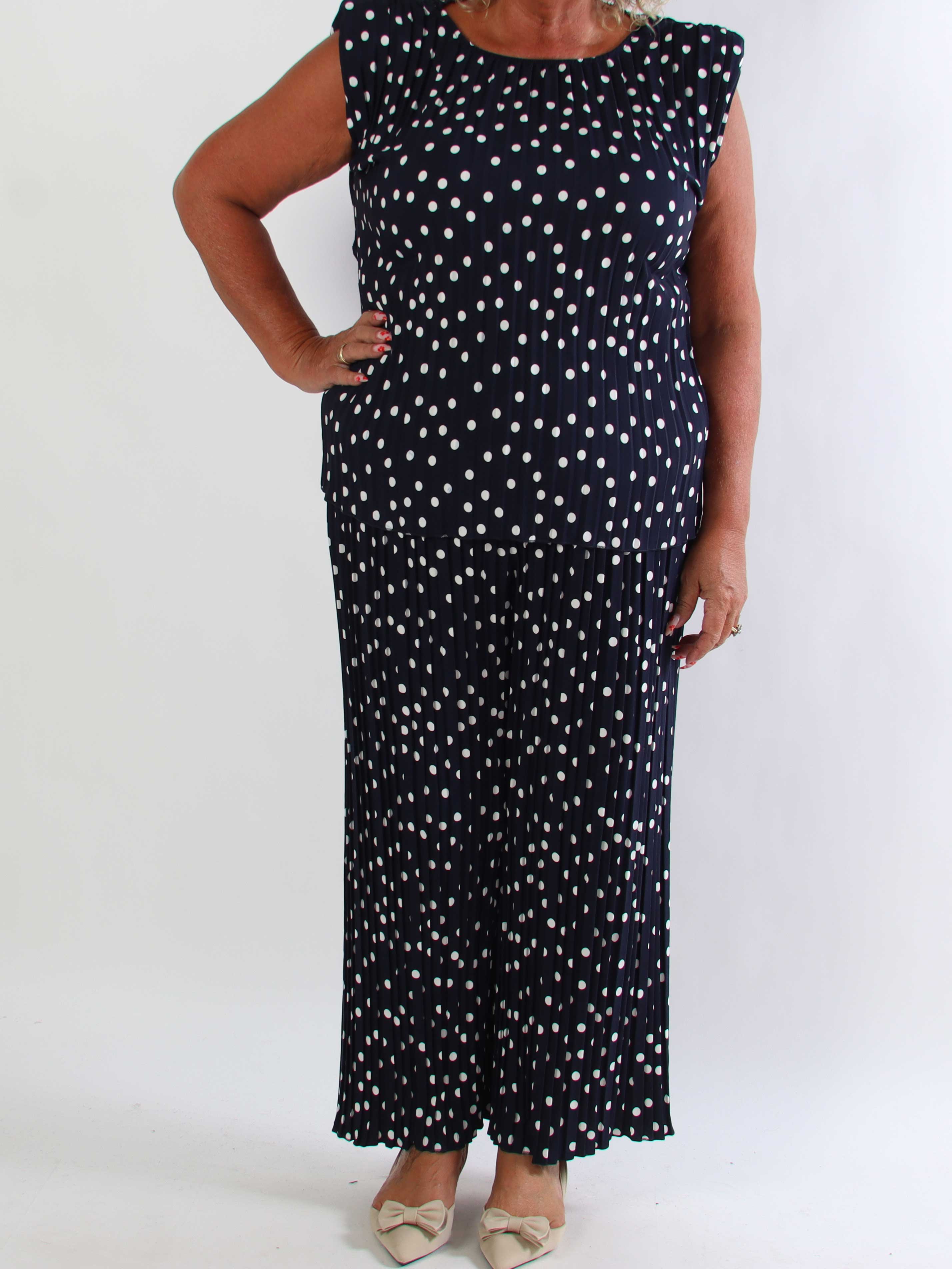 Zina – Elegant plus size set med prickar och veckad design