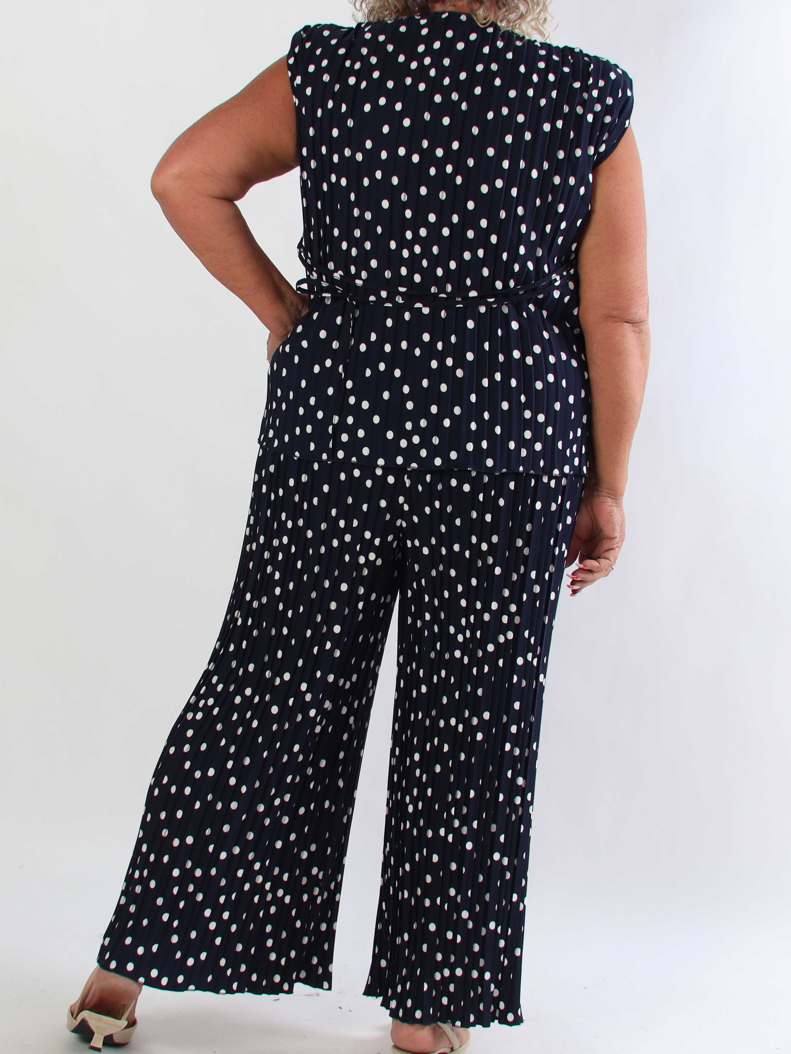 Zina – Elegant plus size set med prickar och veckad design