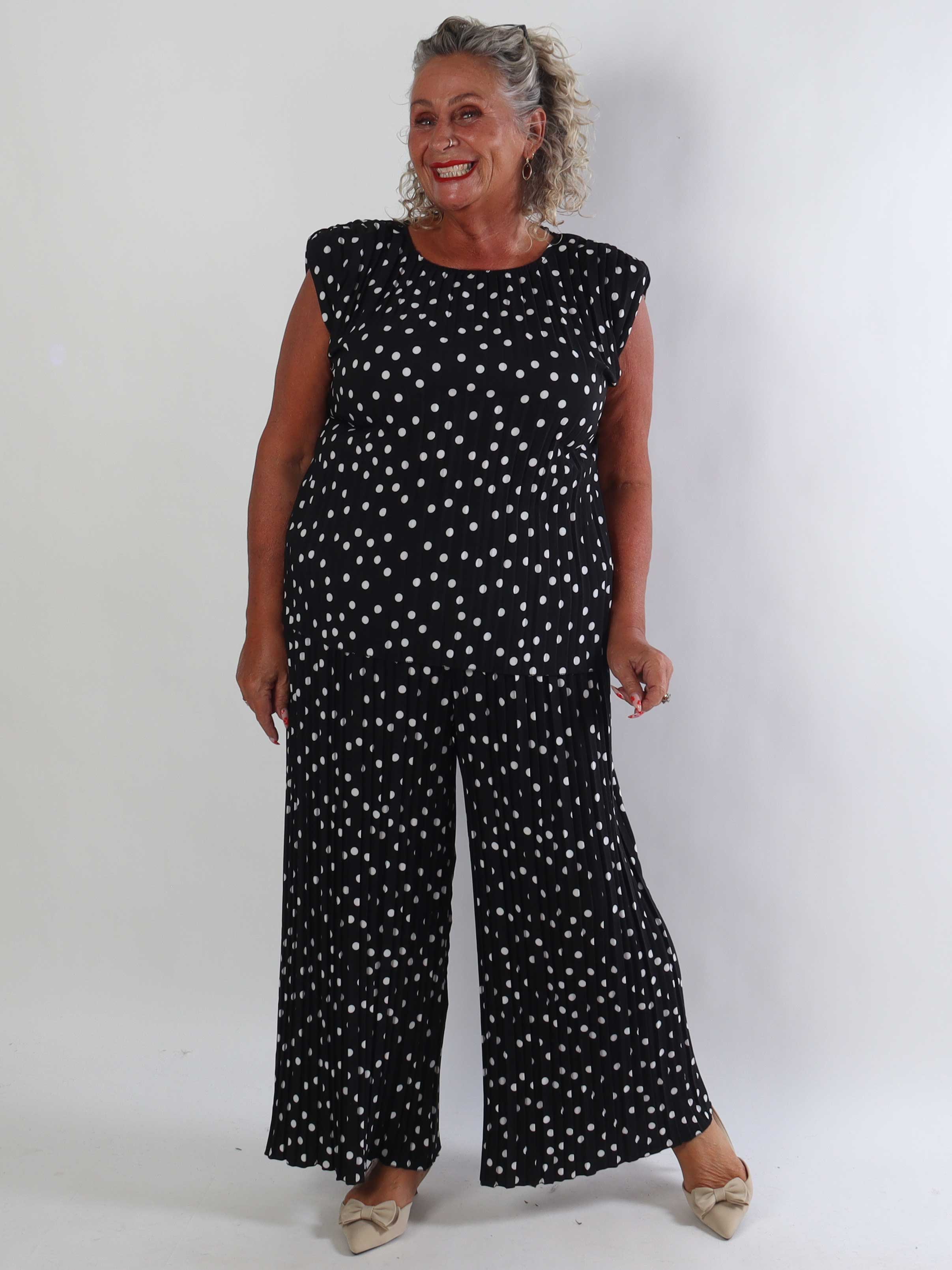 Zina – Elegant plus size set med prickar och veckad design