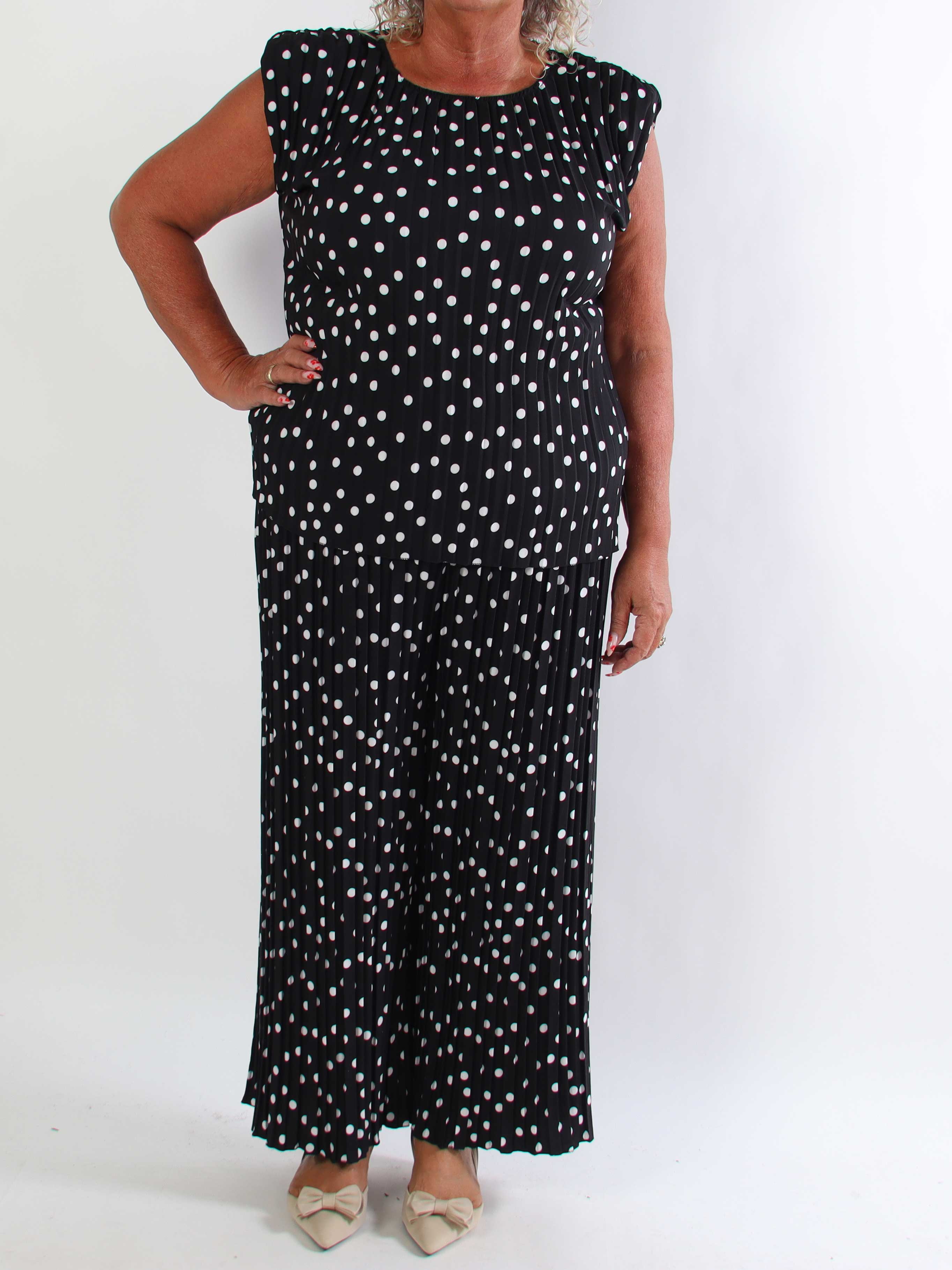 Zina – Elegant plus size set med prickar och veckad design