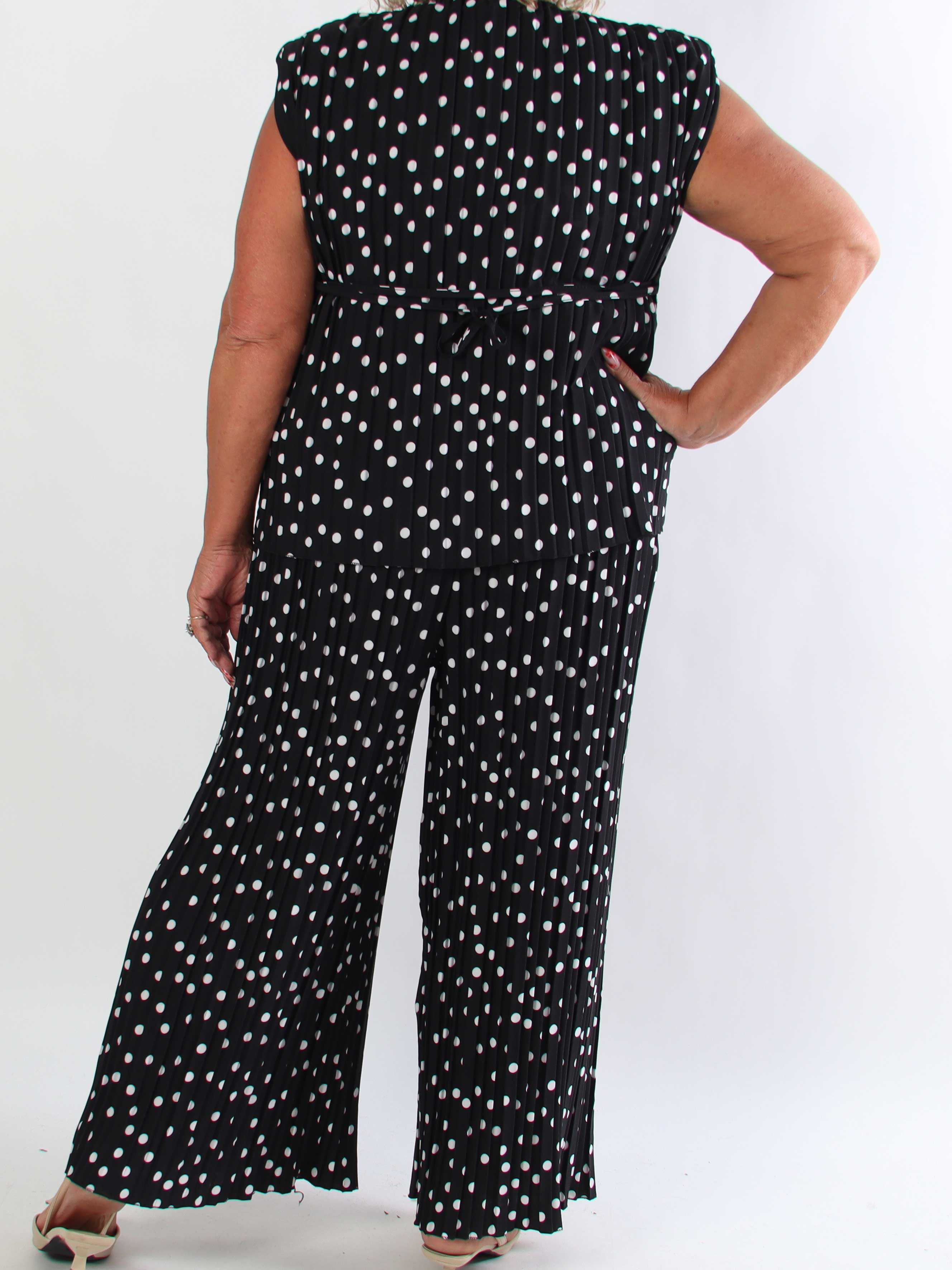 Zina – Elegant plus size set med prickar och veckad design