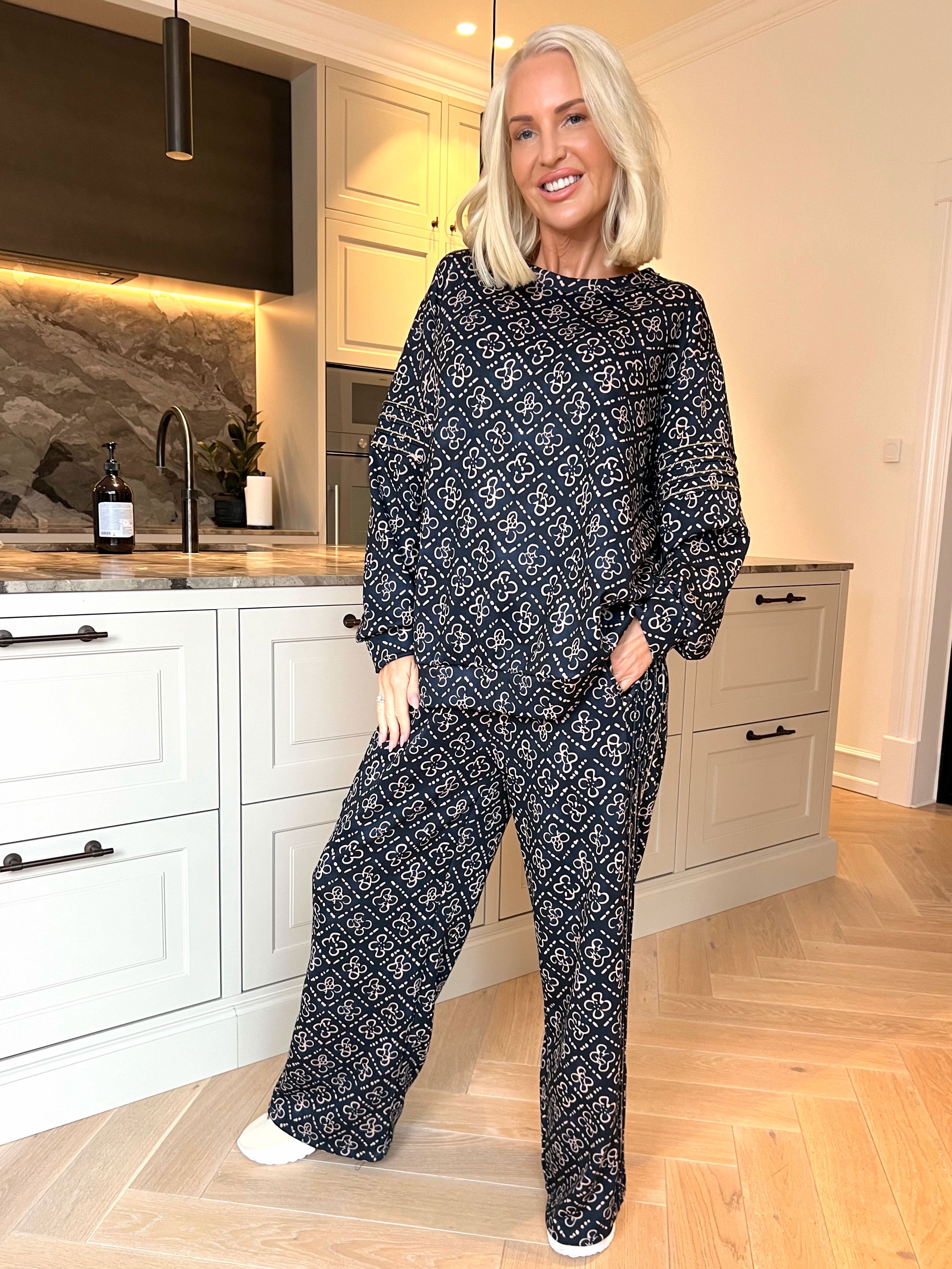 Dream Pattern - Träningsoverall i viskos med trendigt mönster, gulddetaljer och ribbade kanter